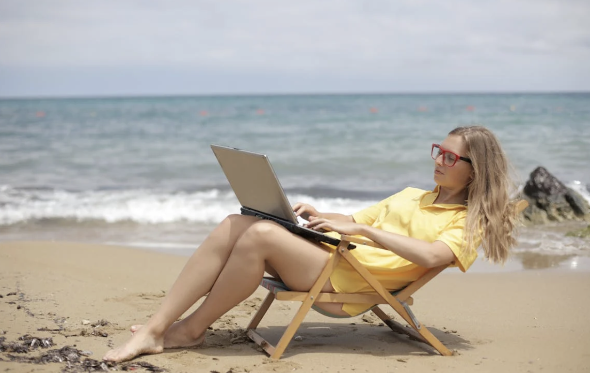 Simple Ways to Stay Connected Whilst Traveling