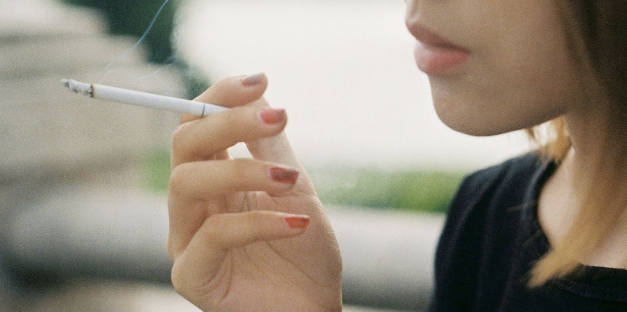 How to Navigate Smoking and Vaping Rules While Traveling?