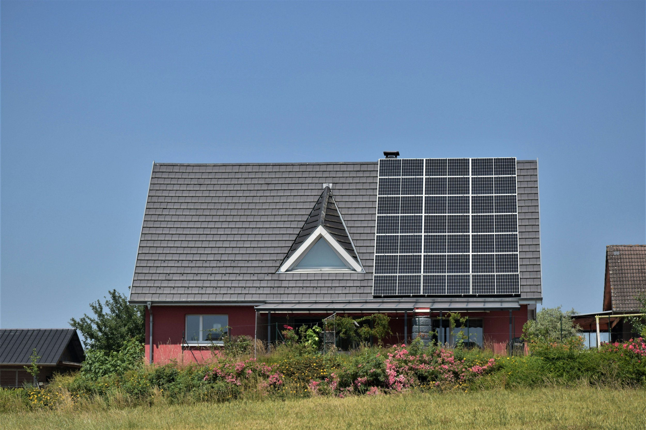 How a Hybrid Solar Inverter Can Benefit Your HOA in Maximizing Energy Efficiency