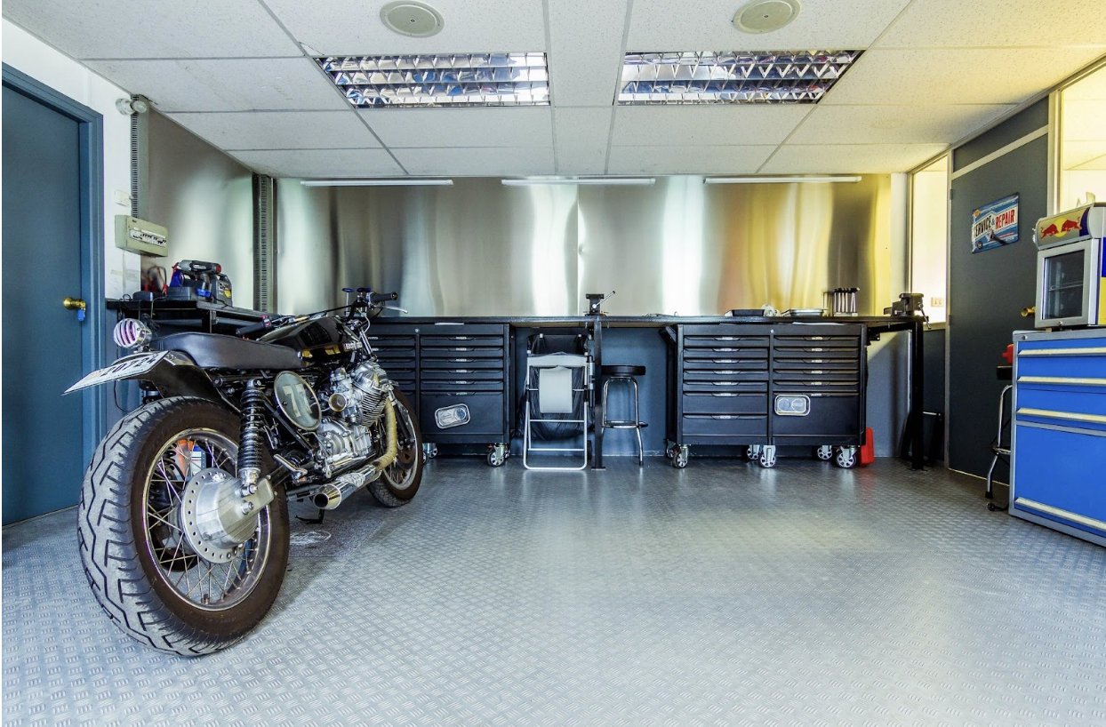 How to Maximize Your Garage Space: 6 Smart Solutions 