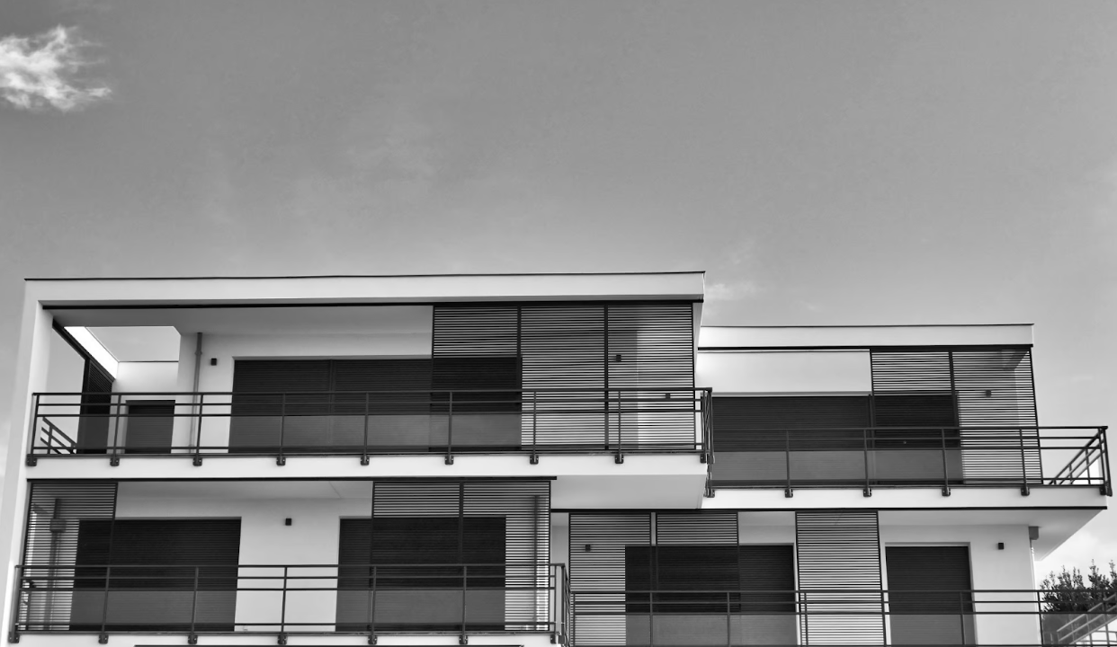 Flat Roof vs. Pitched Roof: Which Is Right for You?