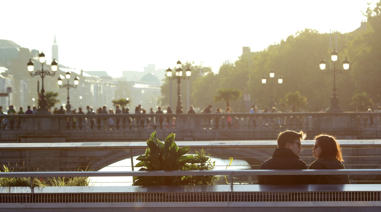 How to Successfully Navigate Dating While Traveling
