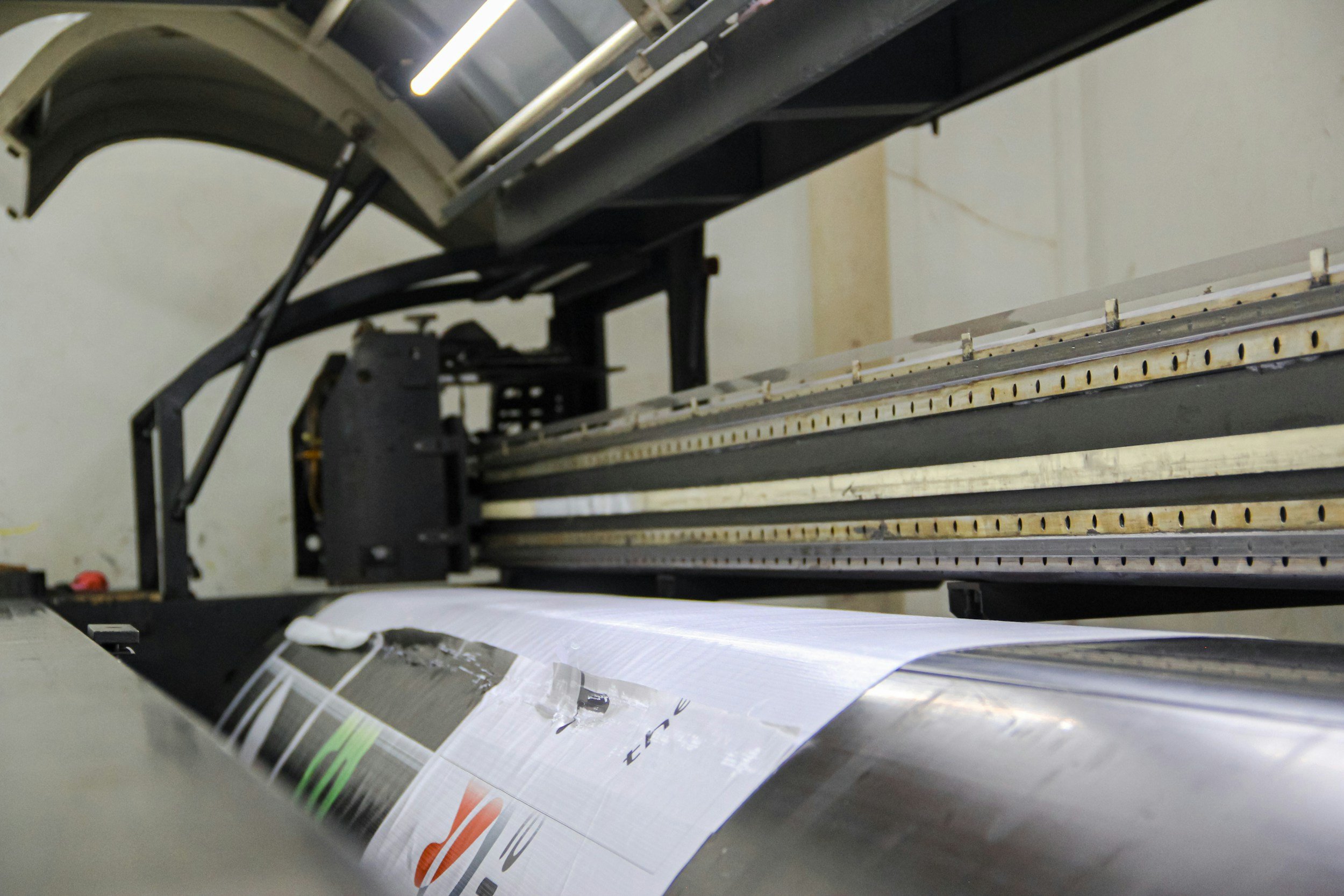 Comparing Digital Printing vs. Screen Printing for Your Banners: Which is Best for Your Needs?