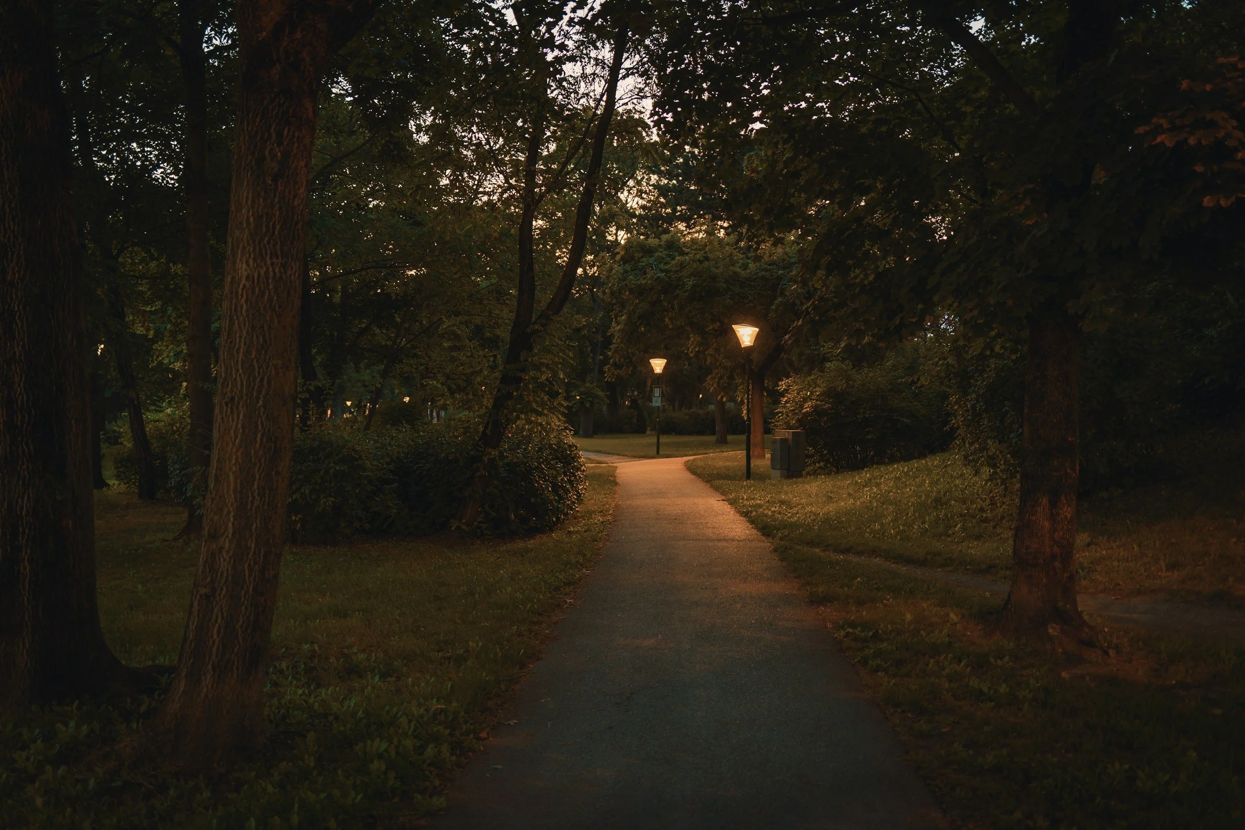 The Advantages of Using Pole-Mounted Light Tools in Outdoor Spaces