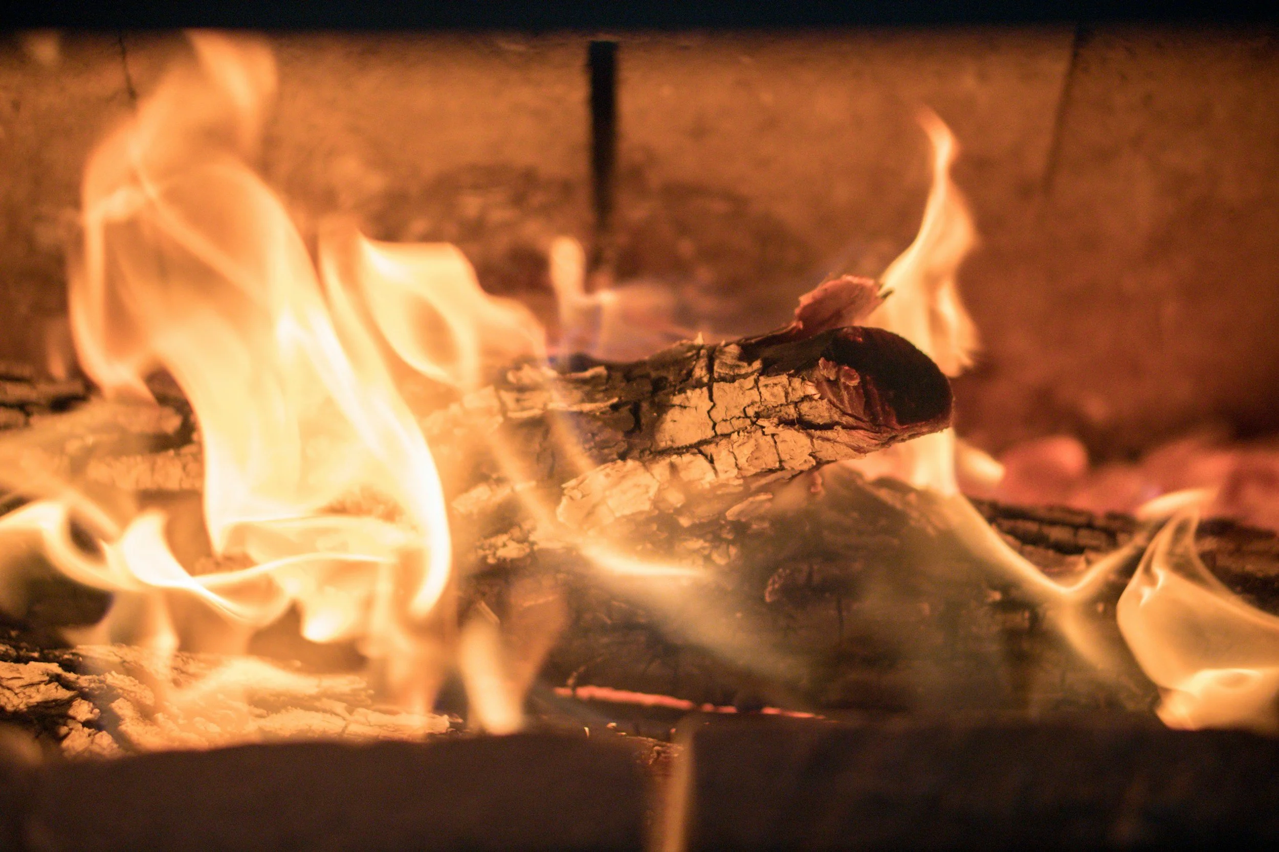 The Benefits of Installing a Wood Burning Fireplace in Your Home