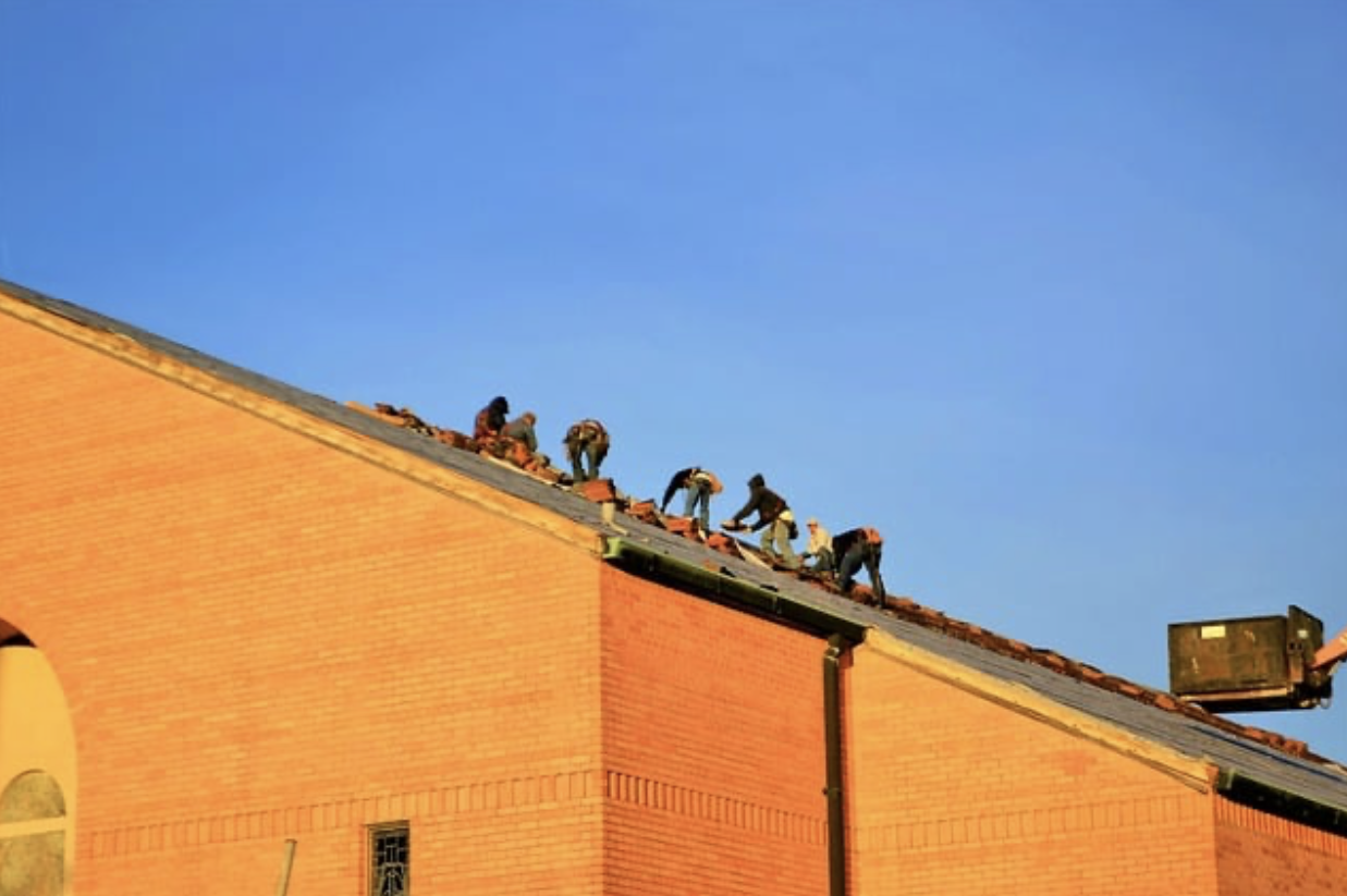 What Homeowners Should Know Before Scheduling a Roof Installation Service