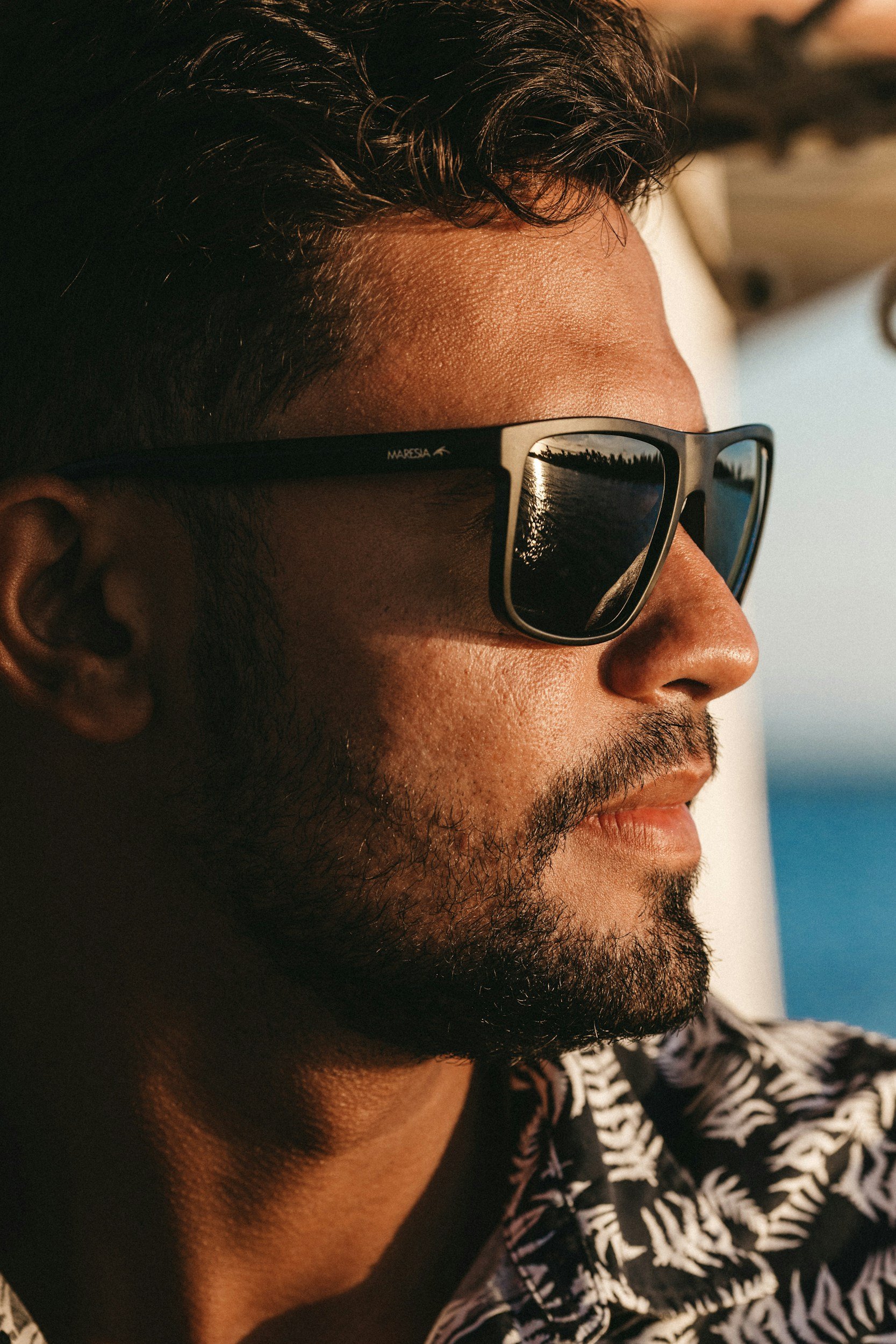 A Traveler's Guide to Eye Health: Using Progressive Glasses and Cat-eye Sunglasses to Protect Against UV Rays