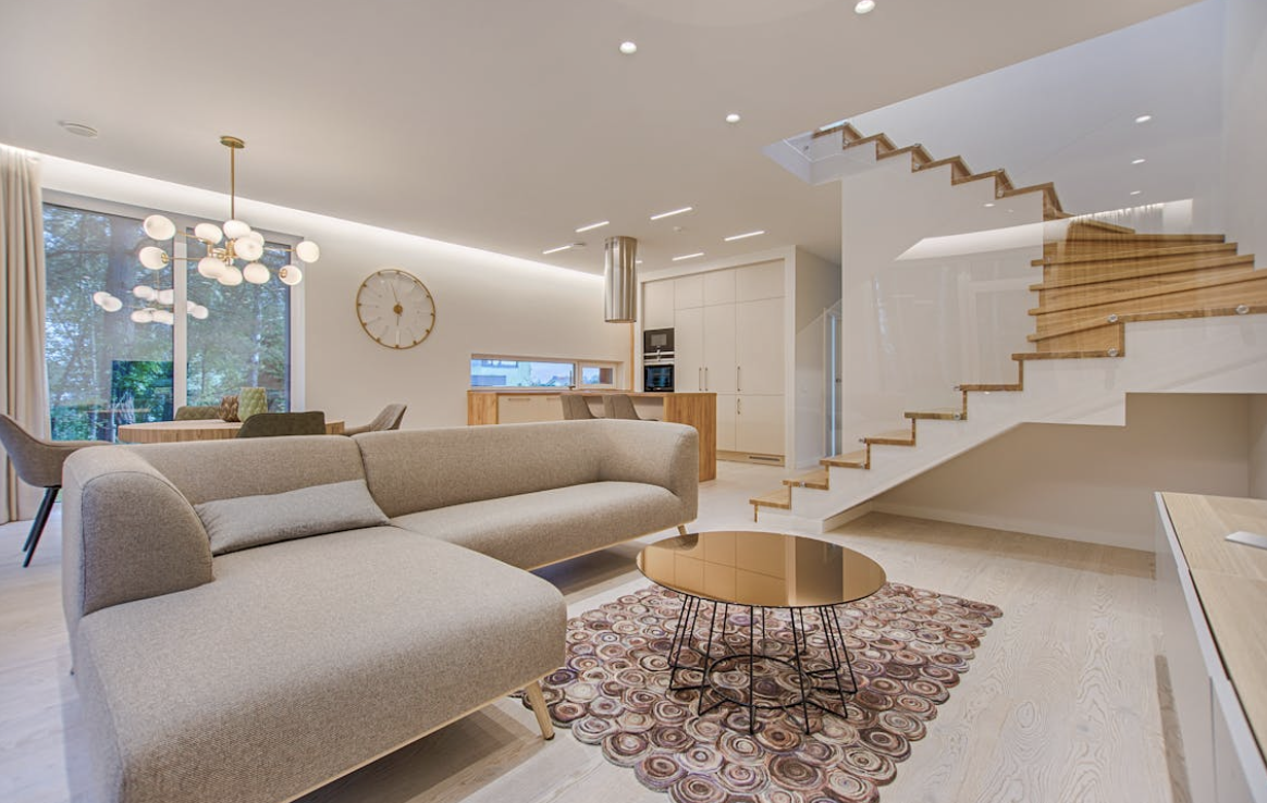 The Benefits of Choosing a Furnished Rental Over a Hotel