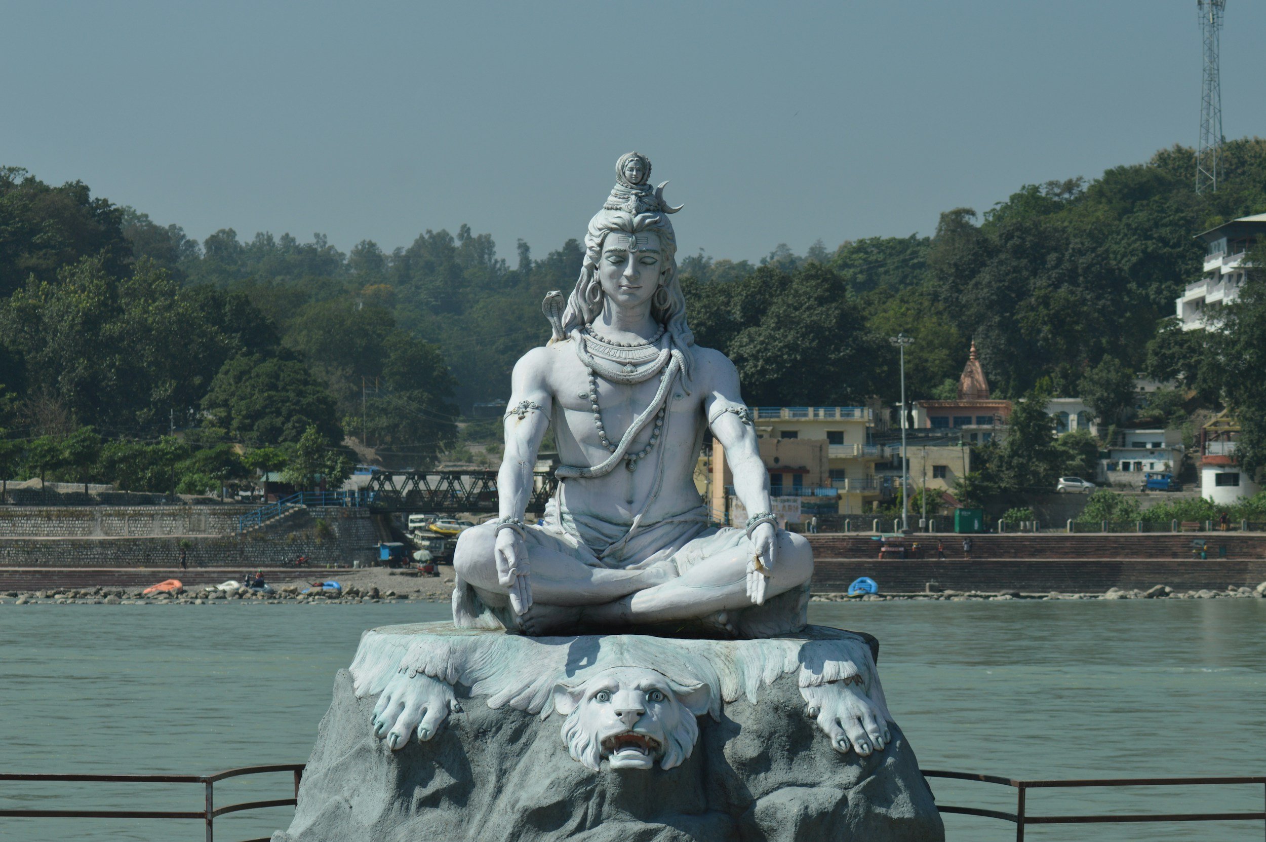  Finding Your Perfect Yoga Journey: A Guide to Retreat Options in the holy town of Rishikesh