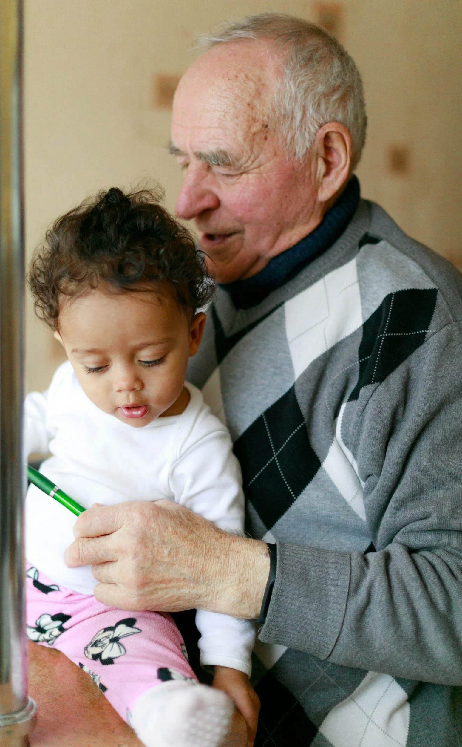 4 Ways Seniors Contribute to Early Childhood Education: A Guide