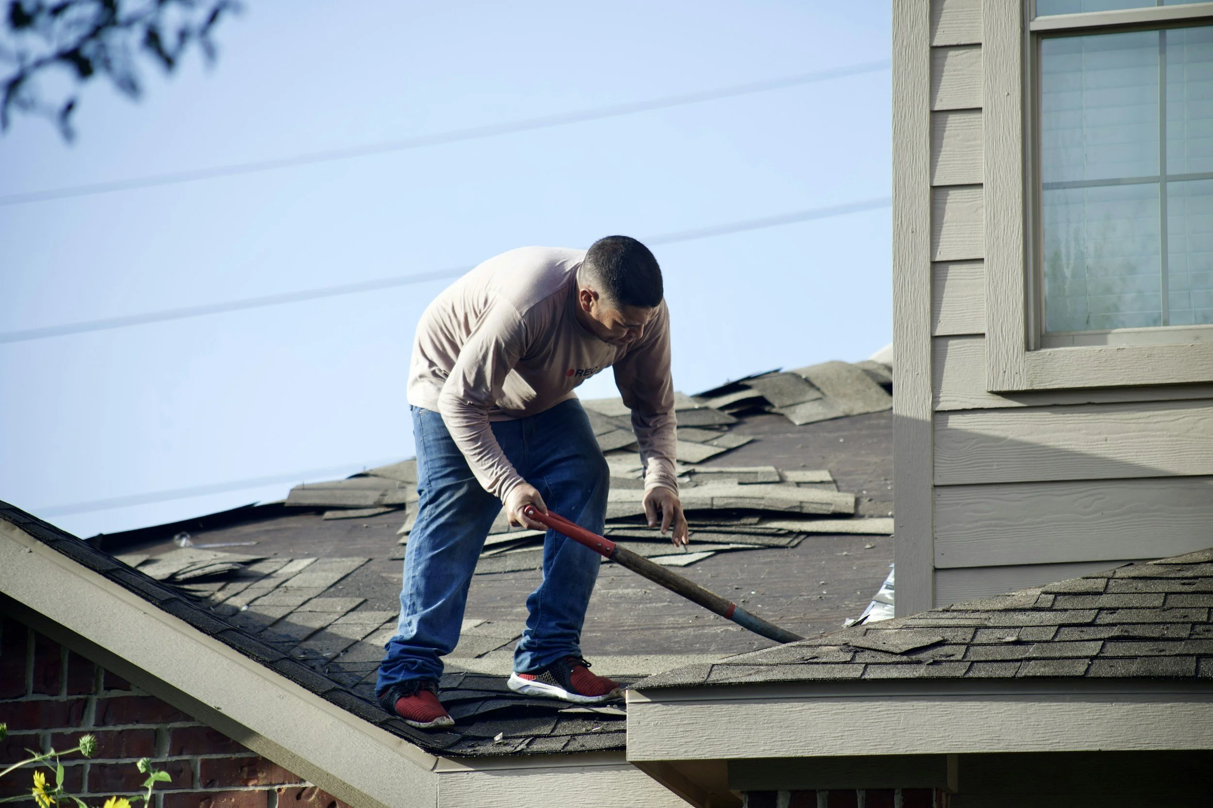 What to Expect When Hiring a Roofing Company for Your Next Home Project