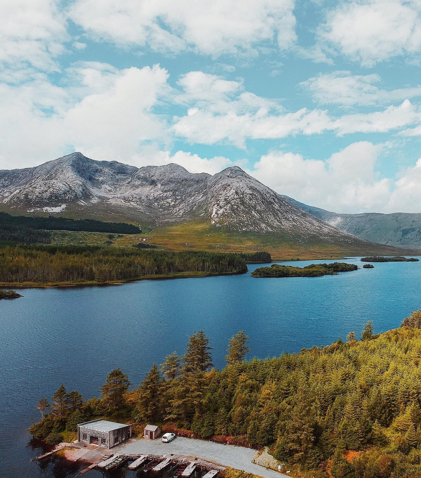 The drive past Lough Inagh on the way to Connemara National Park ⛰ #connemara #letterfrack