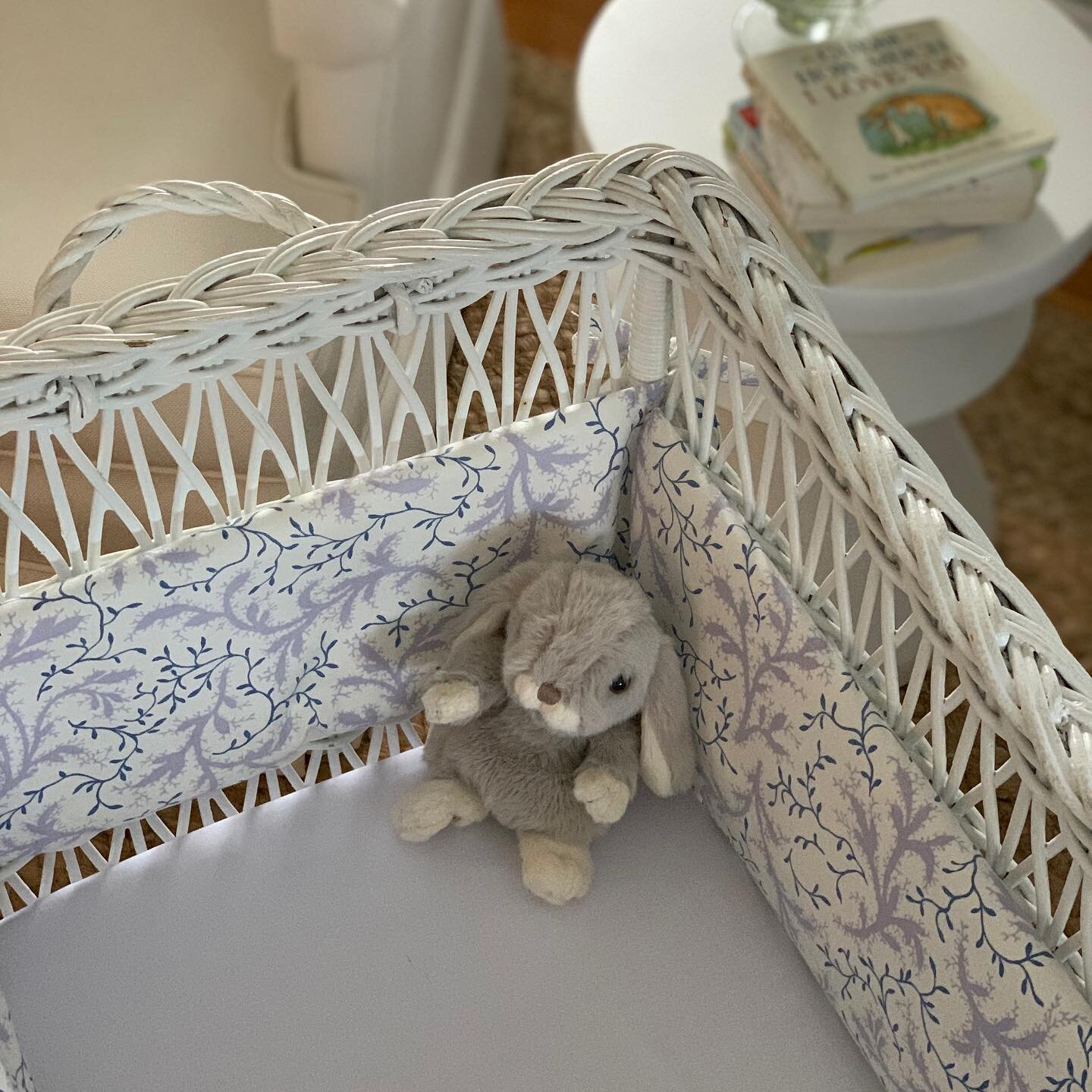 We love seeing where your fabric selections from the studio live inside your home! Here, @citrusandcedars ordered @schumacher1889&rsquo;s mid-scale botanical, &ldquo;Sprig&rdquo; in the &ldquo;Wisteria&rdquo; colorway to outfit a special heirloom pie