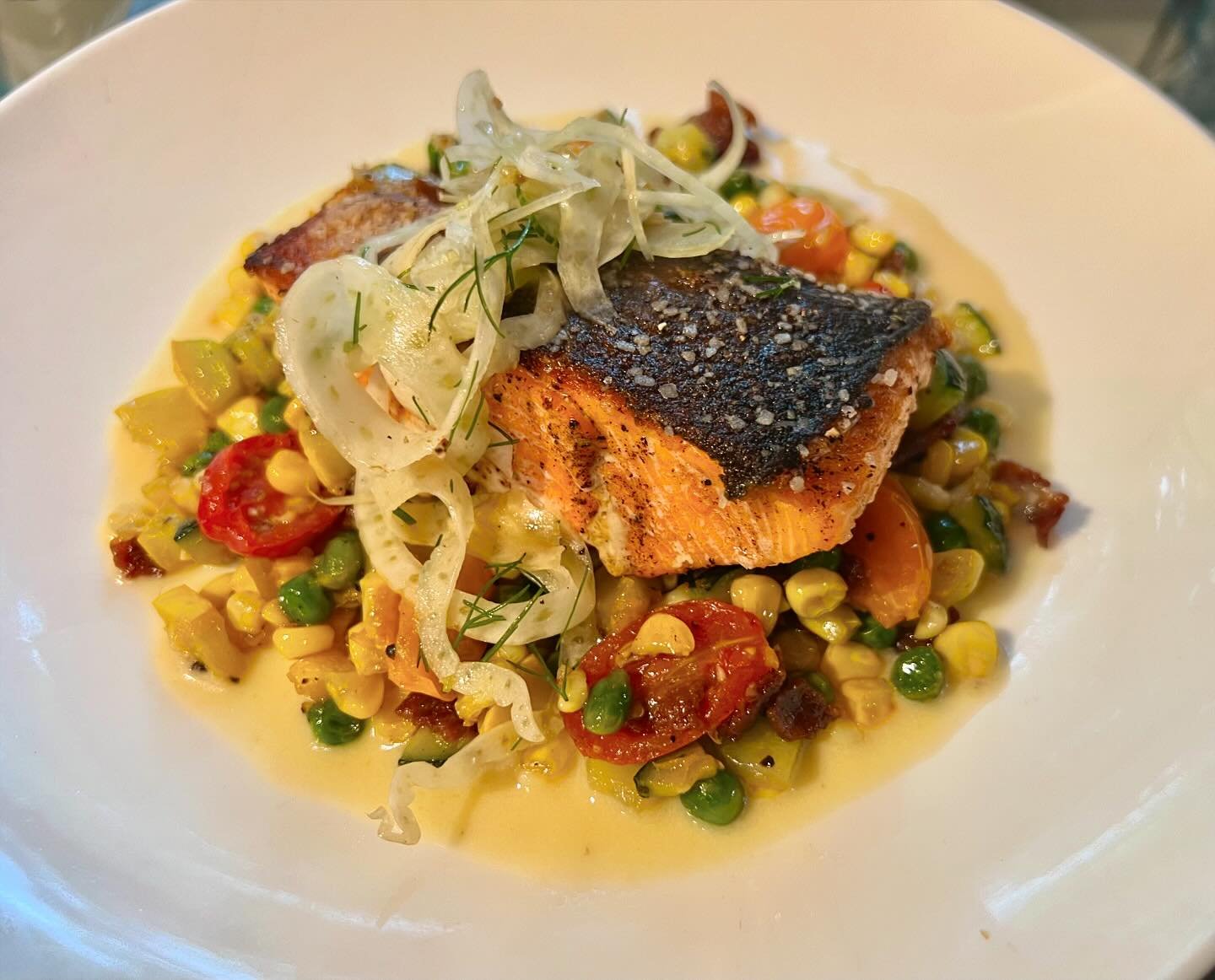 LODGE STYLE ‼️ Loving this New Zealand King Salmon with perfectly crisp skin. Pop over and enjoy #orasalmon #succotash