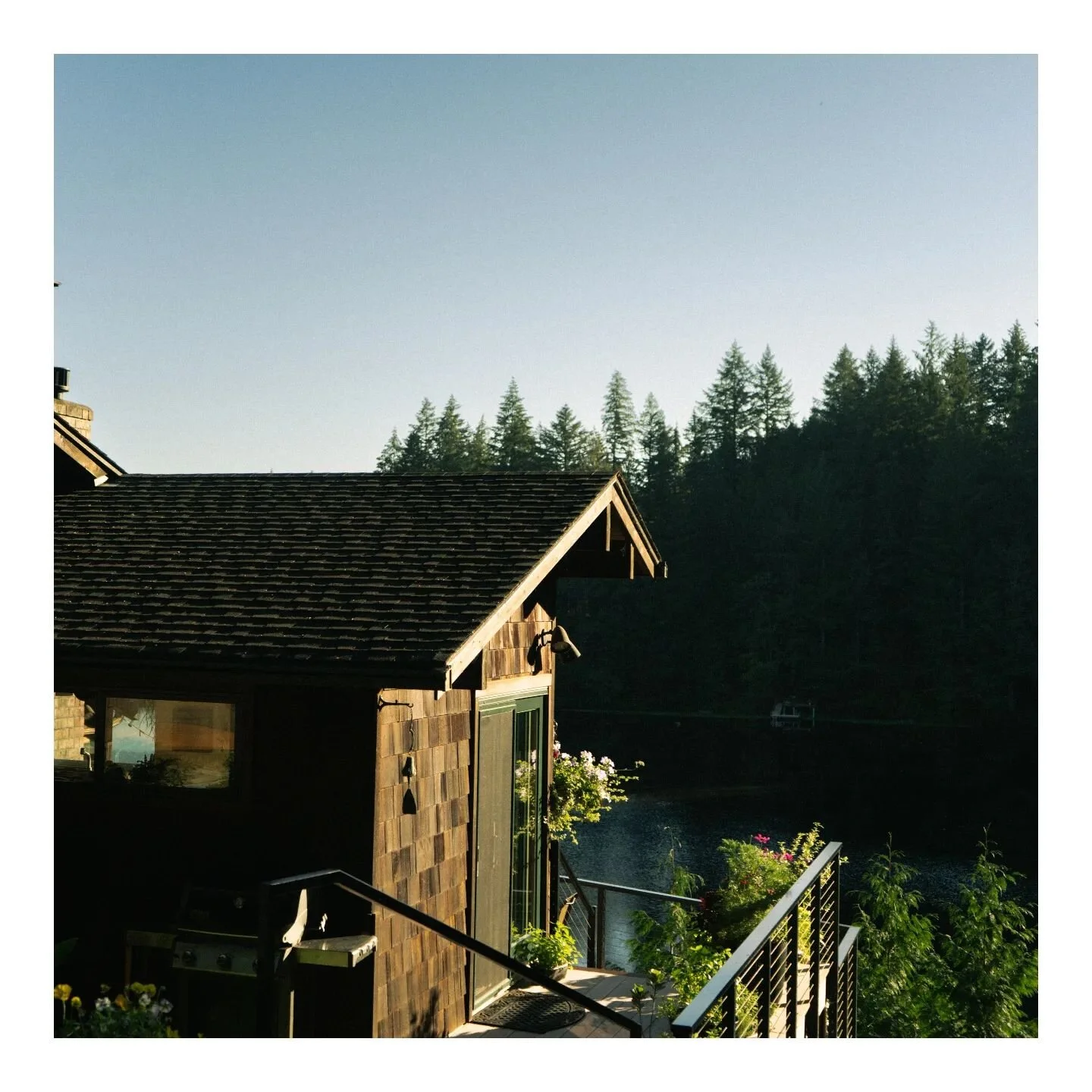 Lake House
.
.
.
#lakehouse #washington #photooftheday #photography #USA #lightroom