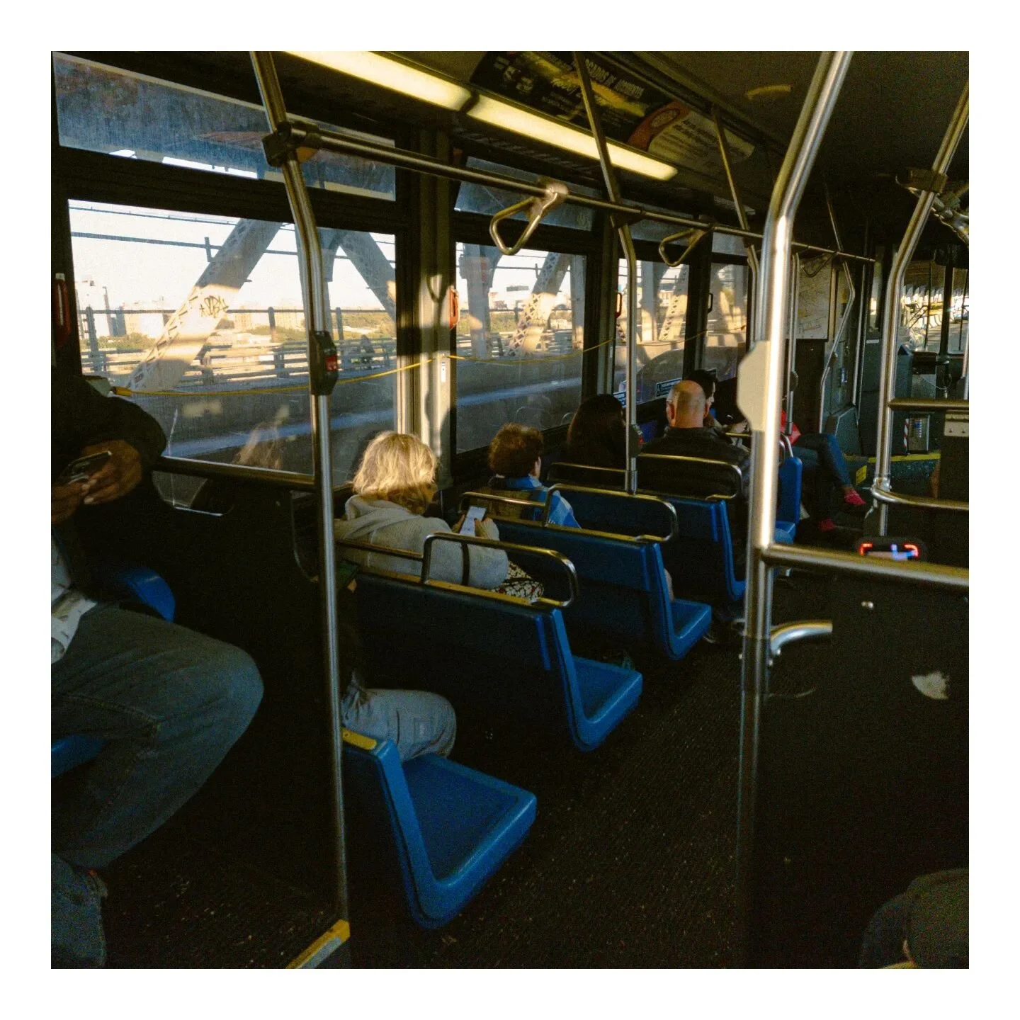 Autob&uacute;s
.
.
.
#MTA #NYC #nyctransportation #photography #sunset #