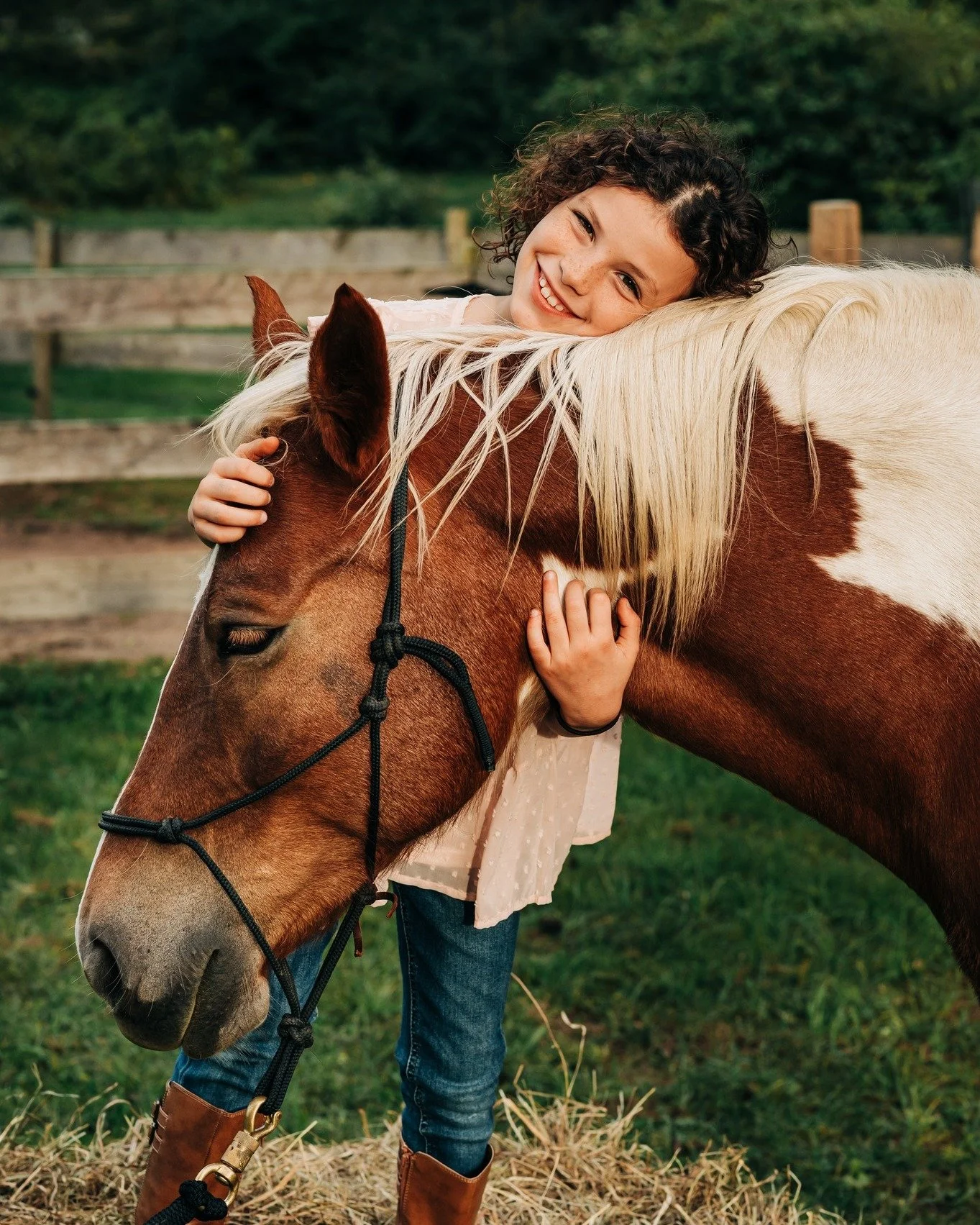 Bring your littles to Littlefield Farm for a one-of-a-kind portrait experience! Gorgeous golden hour, tons of animal cuteness, and photos that capture their spirit ❤️