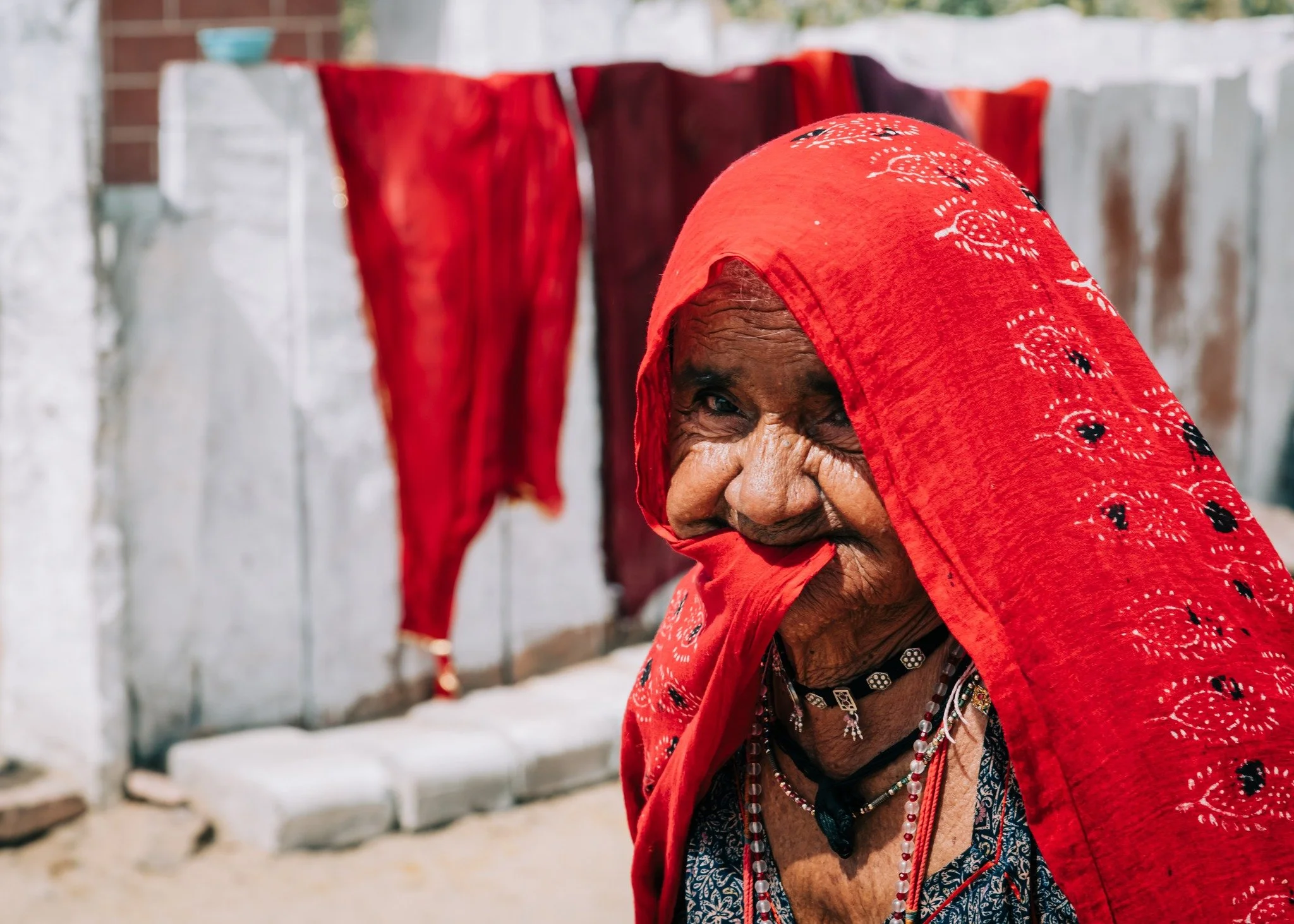 On the way to Jodhpur, Rajasthan, we stopped at a small farm, one of those unplanned pauses that end up being an amazing moment. 
The women especially stayed with me. ❤
They were dressed in the most incredible colors and textures, not for a celebrati