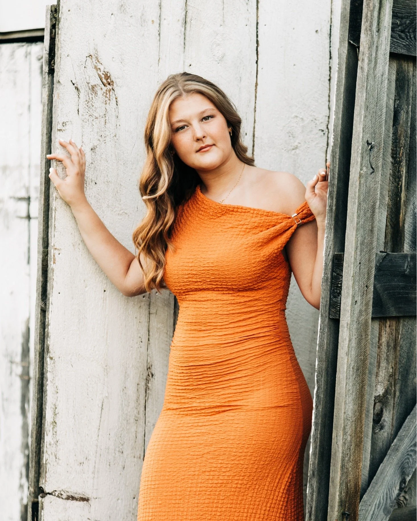 One of my favorite things about photographing high school seniors is seeing how different every session can be. 📸🥰

Some come with lots of ideas. Some are a little unsure at first. Some want downtown streets, fields, graffiti, a favorite place, or 