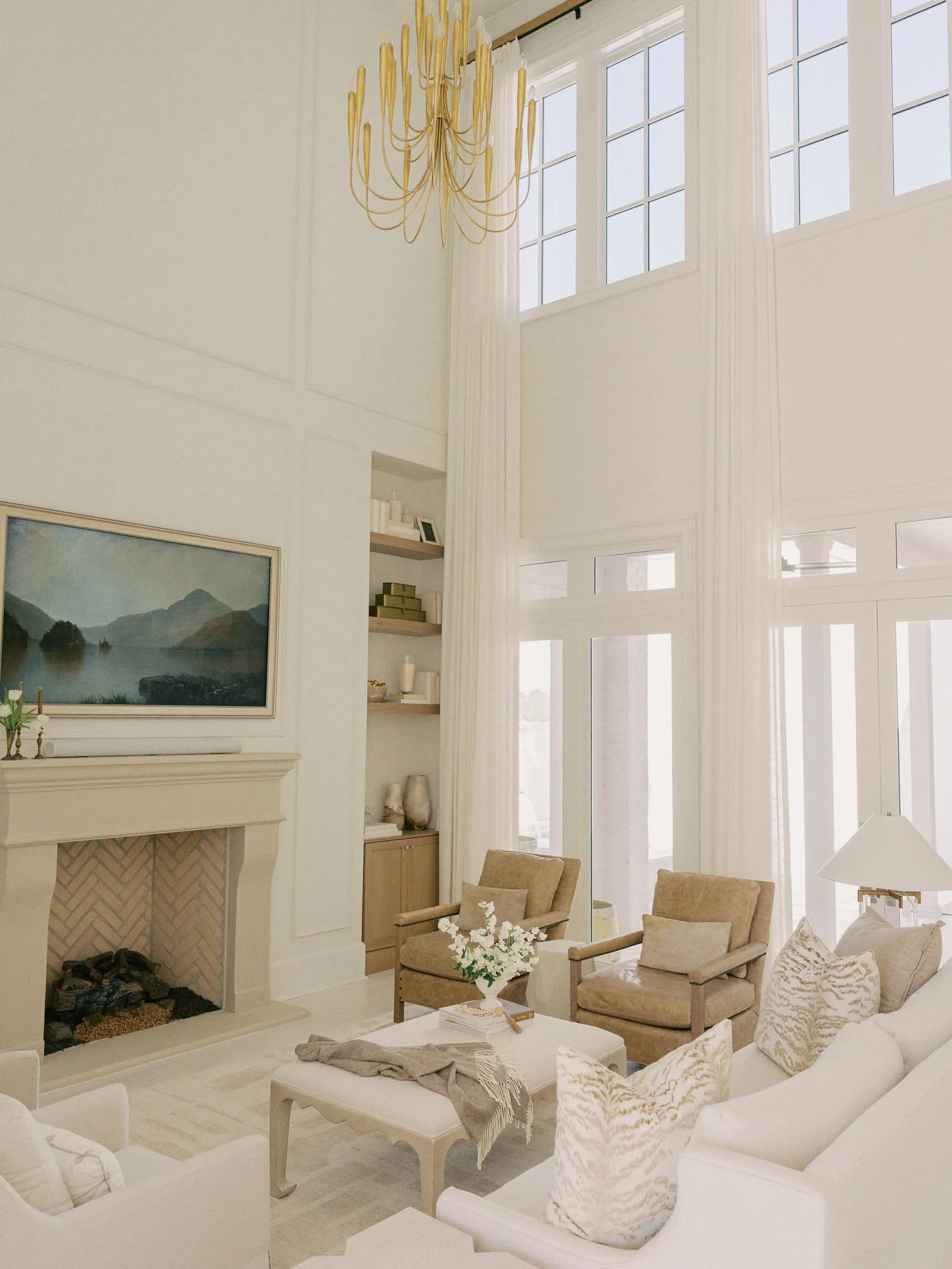 Looking up in this light &amp; bright living room 🤍