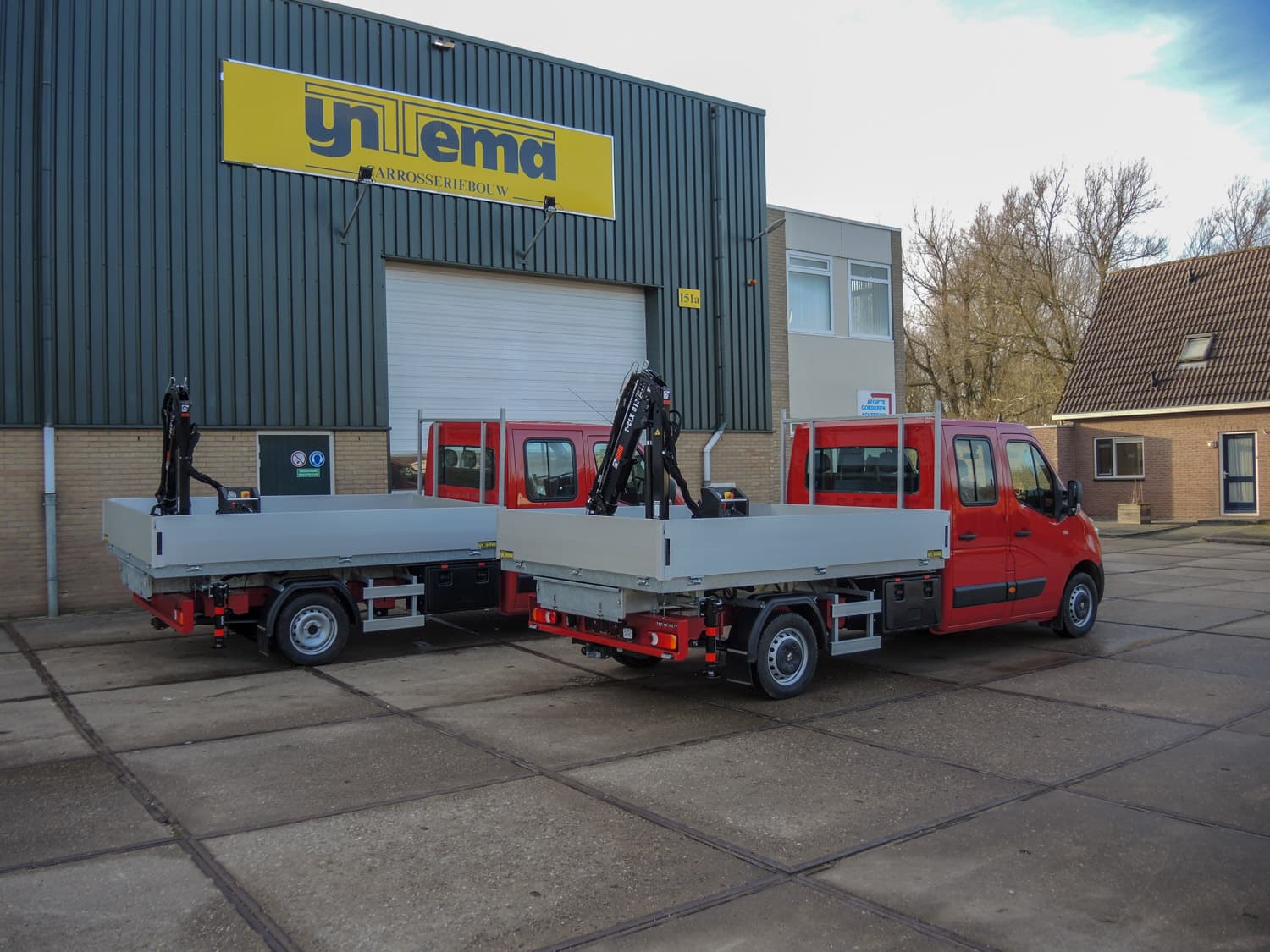 Renault Master open laadbak met HIAB kraan en hijslier