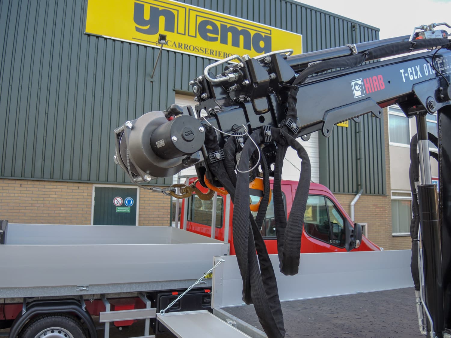 Renault Master open laadbak met HIAB kraan en hijslier