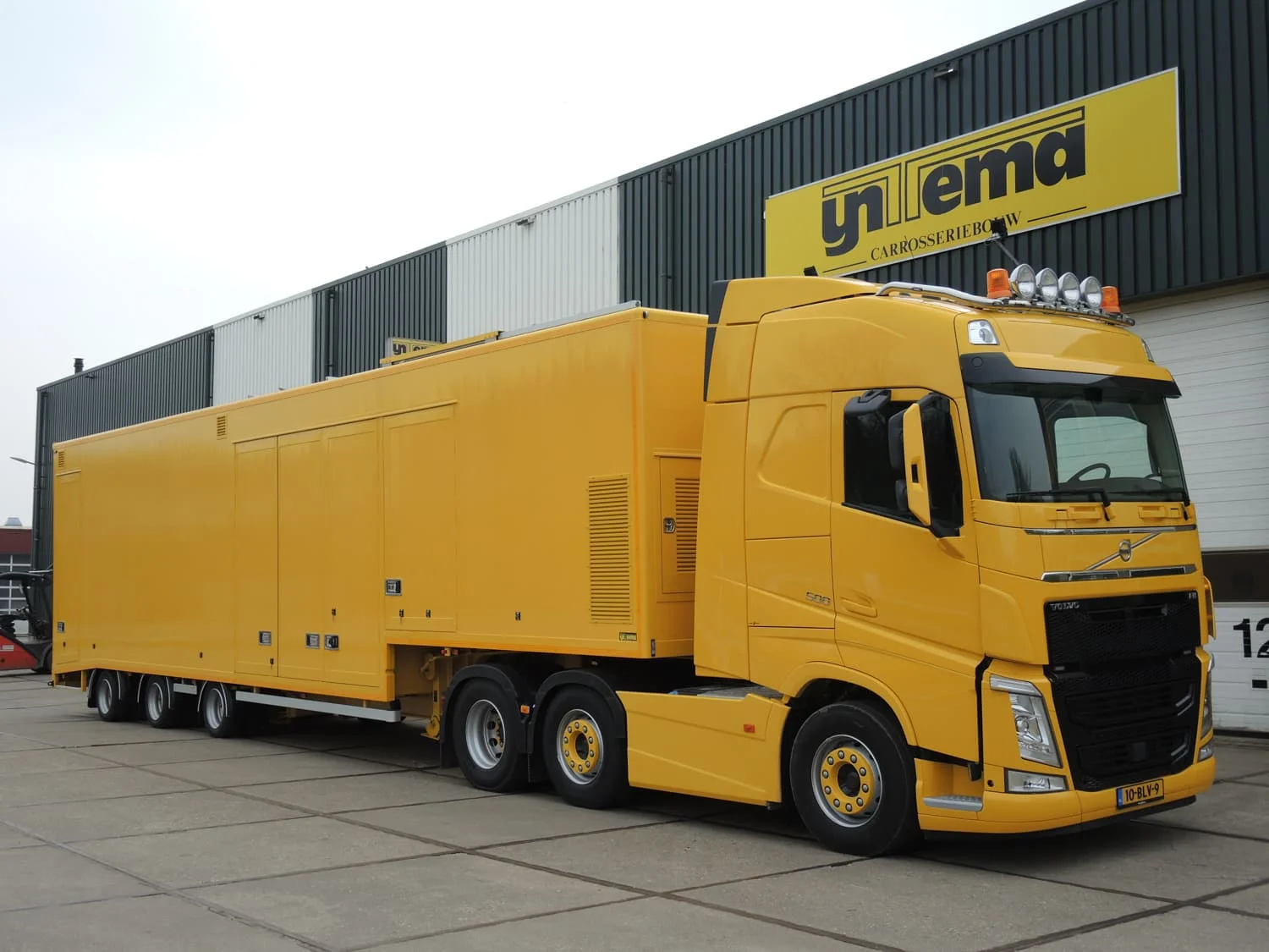 Vooraanzicht passagierszijde, alle deuren gesloten