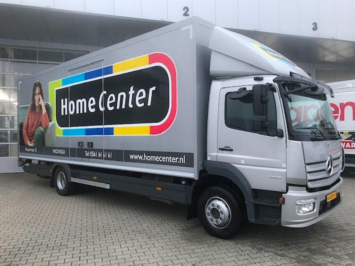 Home center truck, voorzien van belettering