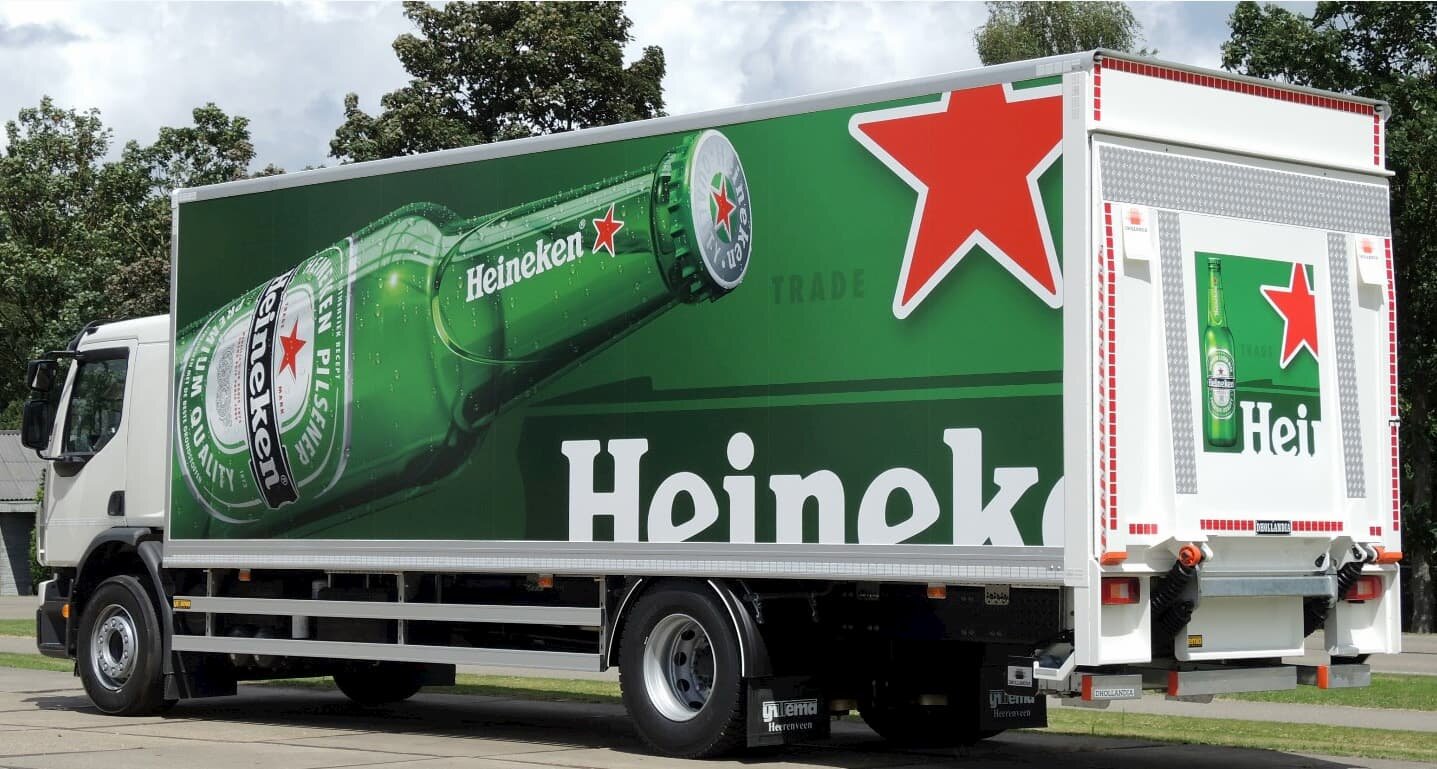 Gesloten carrosserie met Heineken print, aanzicht schuin achter