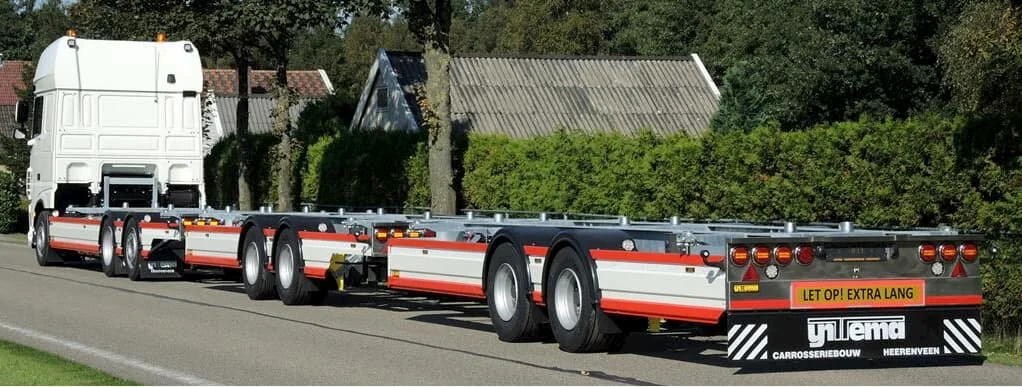 LZV combinatie met truckberry en midddenas aanhangwagens voor Arrowline in Ansterdam, aanzicht achter