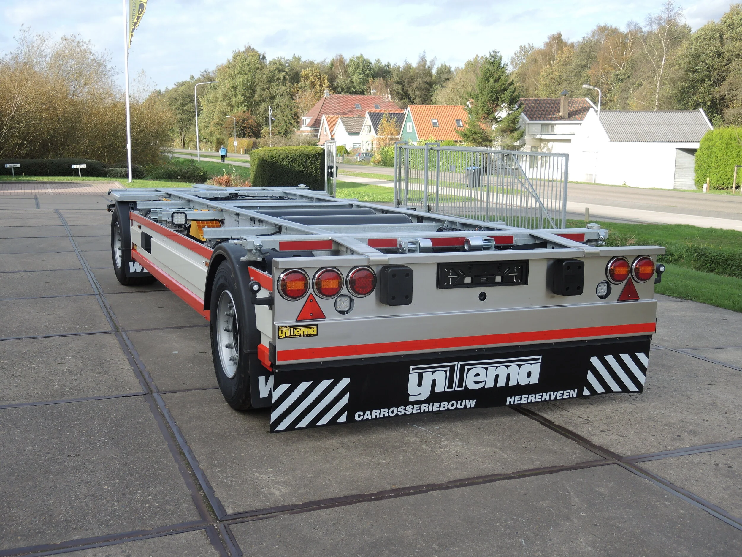Container aanhangwagen met gepolijst RVS achterspigel voorzien van LED verlichting