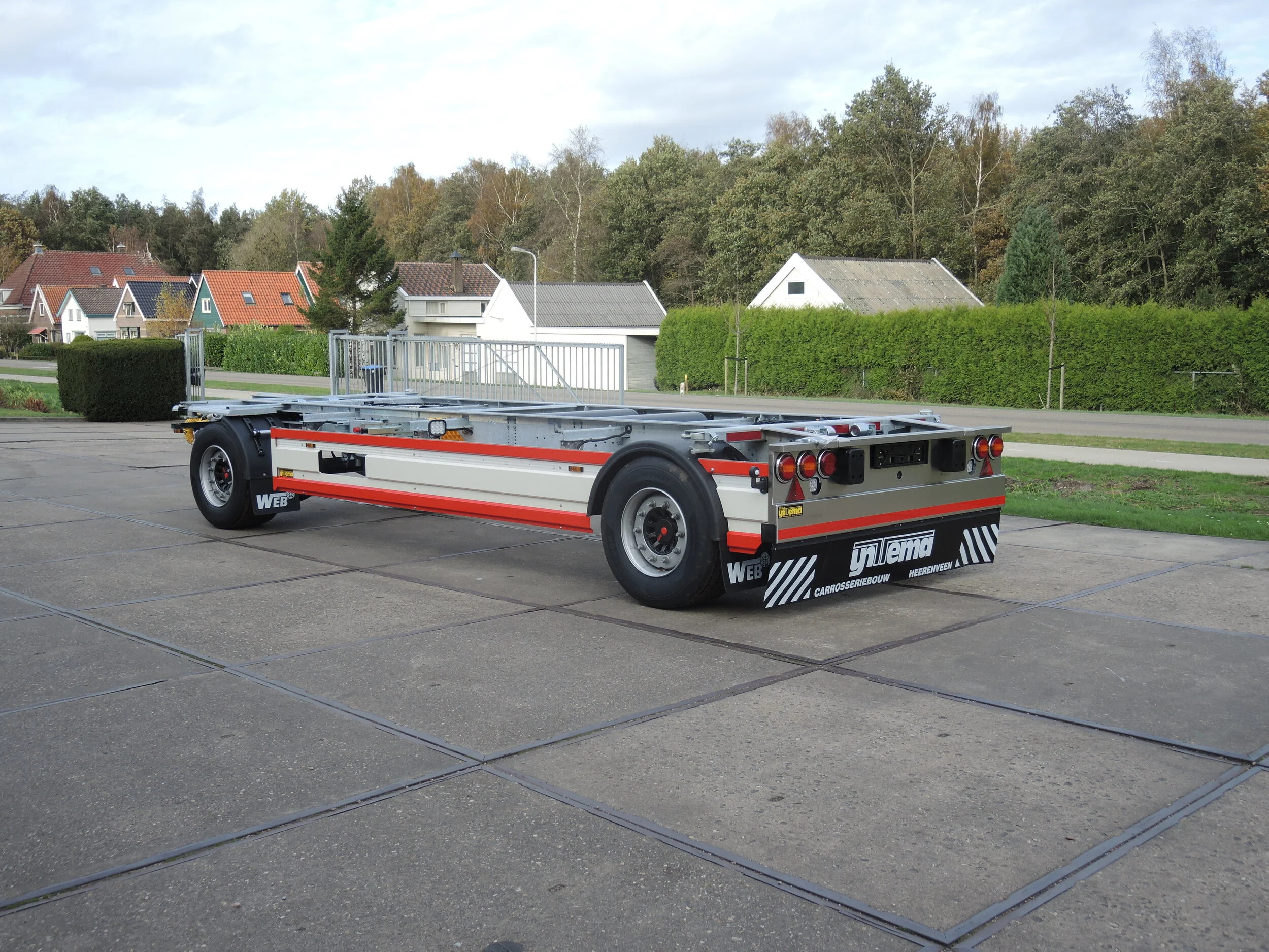 Volledig rondom geanodiseerde aluminium side-skirts in 2 kleuren gespoten