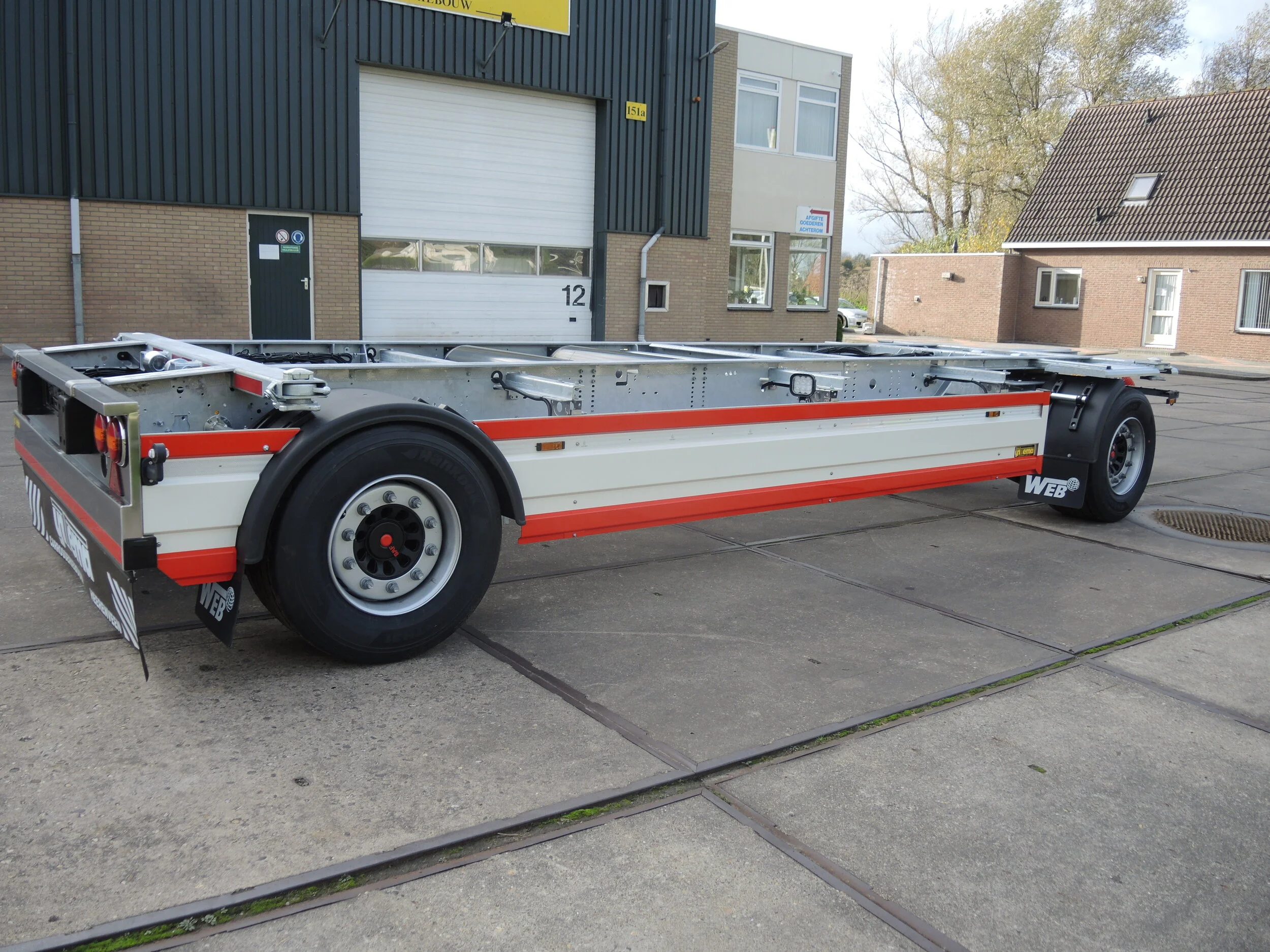 Zijverlichting verdiept aangebracht in de side-skirts.