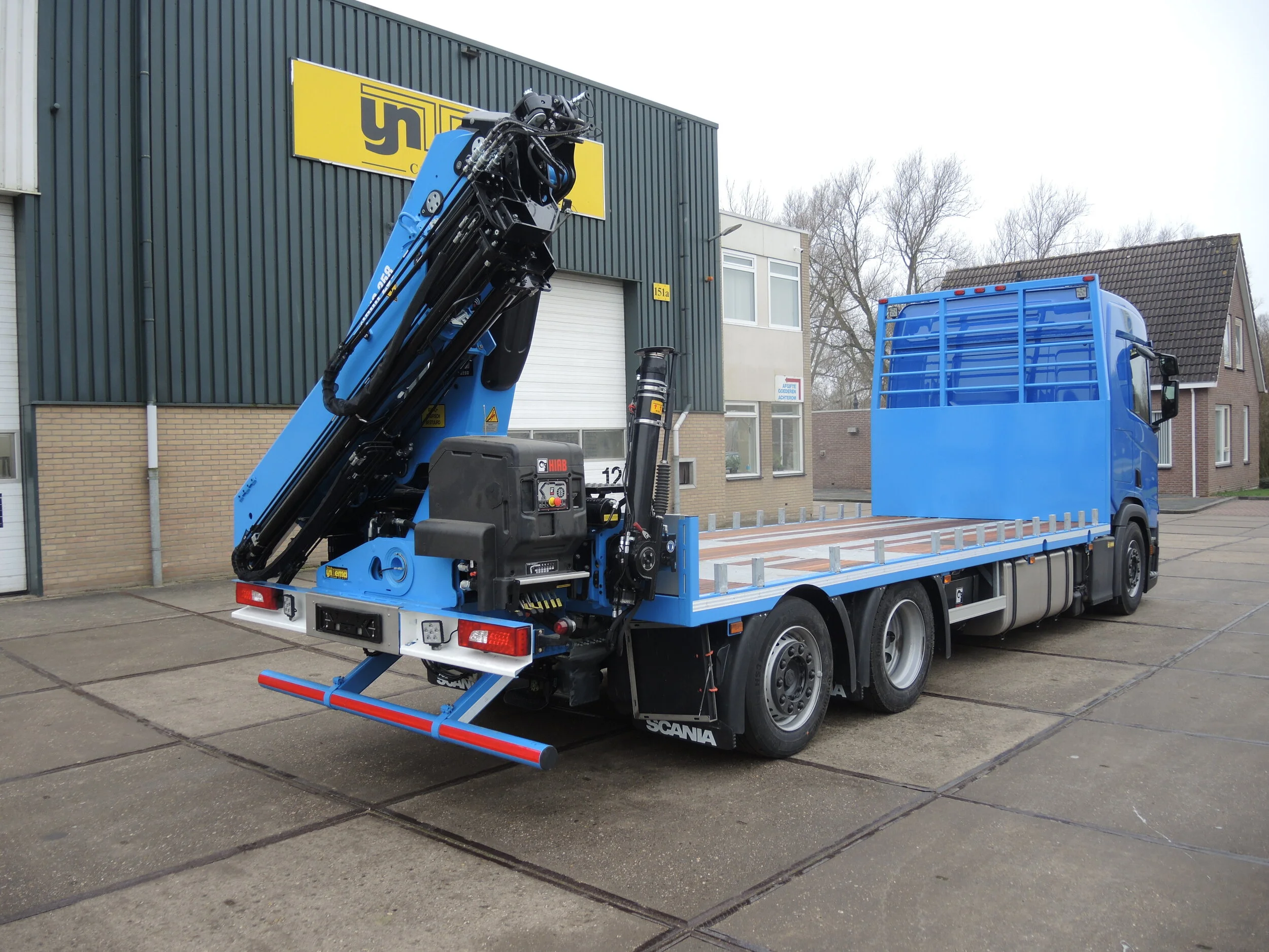 Volledig gegalvaniseerde open laadbak met Hiab X-Hiduo 258 EP-3 kraan.