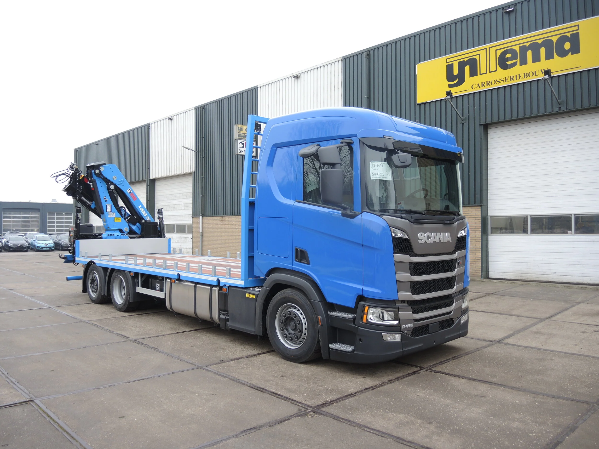 Het kopschot loopt mee in de vorm van de cabine.