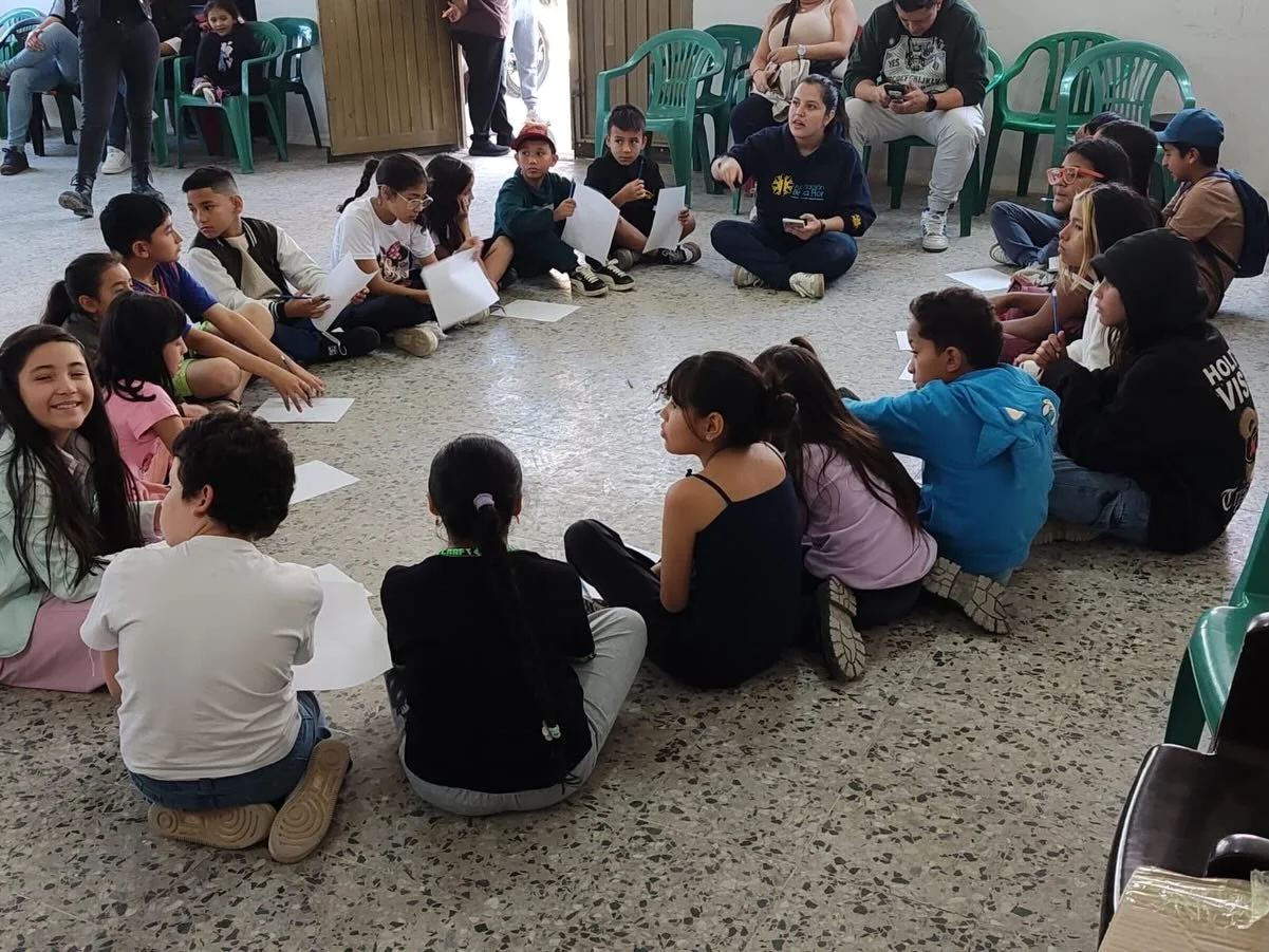 El trabajo con las infancias, juventudes y sus familias es nuestra prioridad. En esta actividad, los ni&ntilde;os y ni&ntilde;as de San Bernardino - Bosa plasmaron sus sue&ntilde;os educativos y sus ideales para el territorio. Ac&aacute;, todos y tod