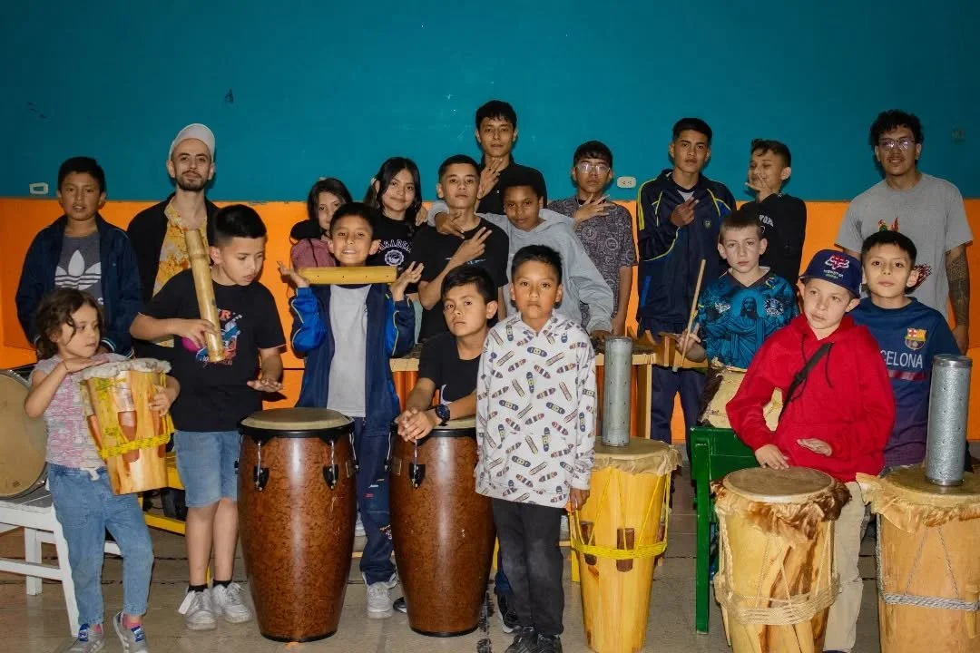 🪘Desde los tambores conocemos y exploramos diferentes rincones de Colombia; con el maestro @juan.daniell estuvimos conociendo sobre la m&uacute;sica del pac&iacute;fico sur, los ni&ntilde;xs vieron en la marimba un s&iacute;mbolo de tradiciones t&ia