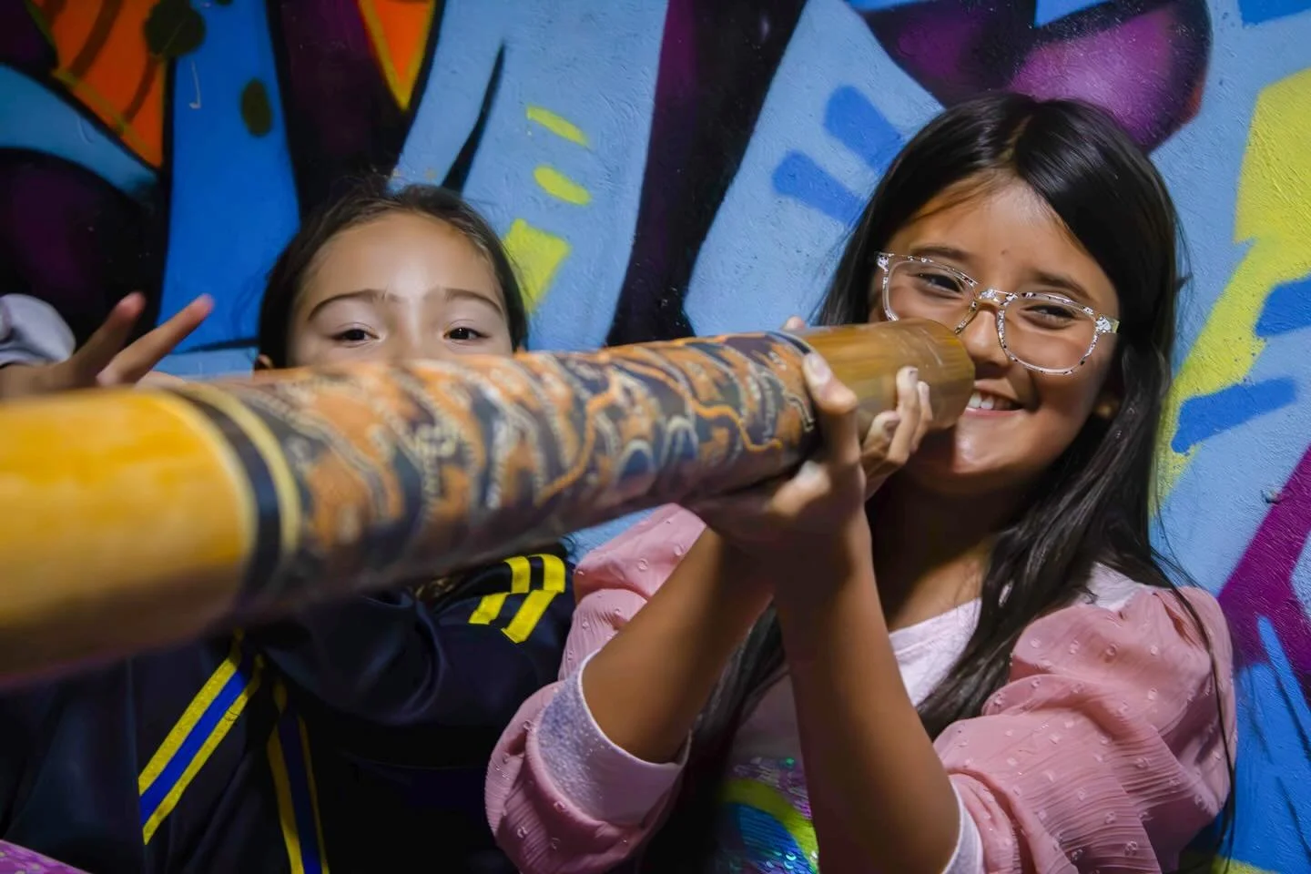 En la @lakzonaeslazona , un lugar m&aacute;gico, all&iacute; exploramos el poder transformador del arte a trav&eacute;s de la meditaci&oacute;n y la exploraci&oacute;n corporal. 

Los ni&ntilde;os, ni&ntilde;as y adolescentes de la Fundaci&oacute;n c