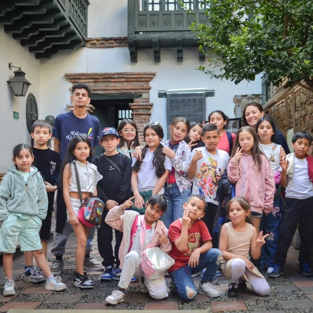 Con las ni&ntilde;as y ni&ntilde;os del grupo de danzas Semillas del Sur, tuvimos el placer de visitar el Museo de Trajes de Colombia, ubicado en Bogot&aacute;. Entre vestidos y accesorios, recorrimos la diversidad de la historia y la cultura colombi