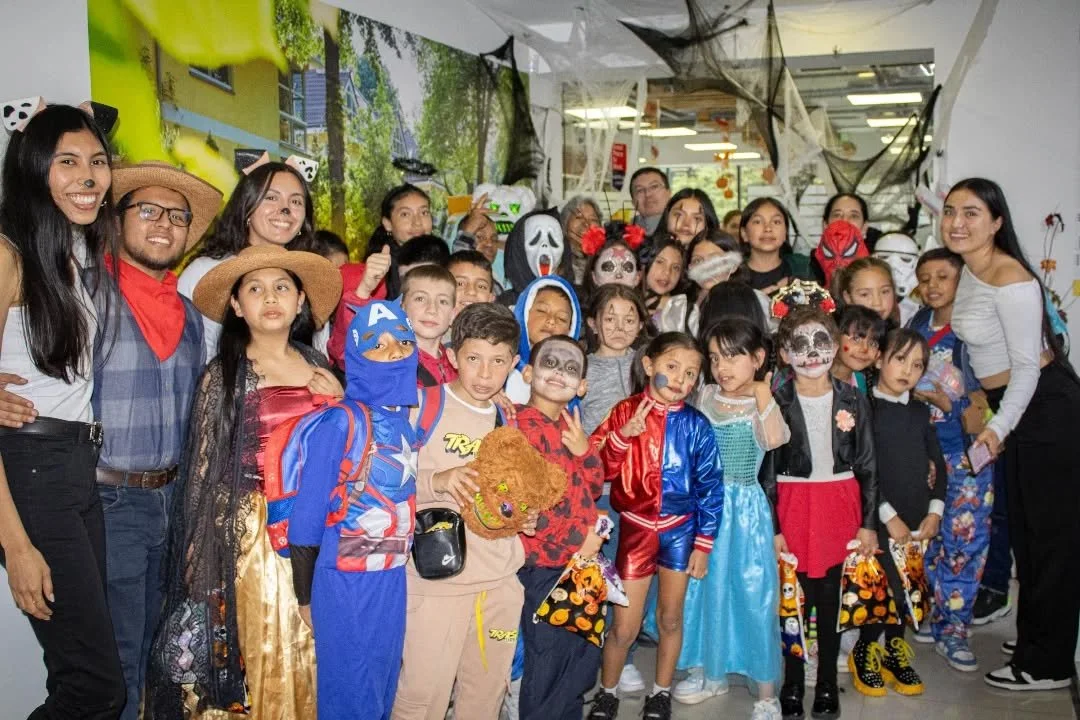 🎃 Halloween 🎃 una celebraci&oacute;n que nos ense&ntilde;a a dar y tambi&eacute;n a recibir. 🍬 

M&aacute;s all&aacute; del terror y la oscuridad, en Halloween hay magia, creatividad y alegr&iacute;a; es significativo ver a los ni&ntilde;xs recorr