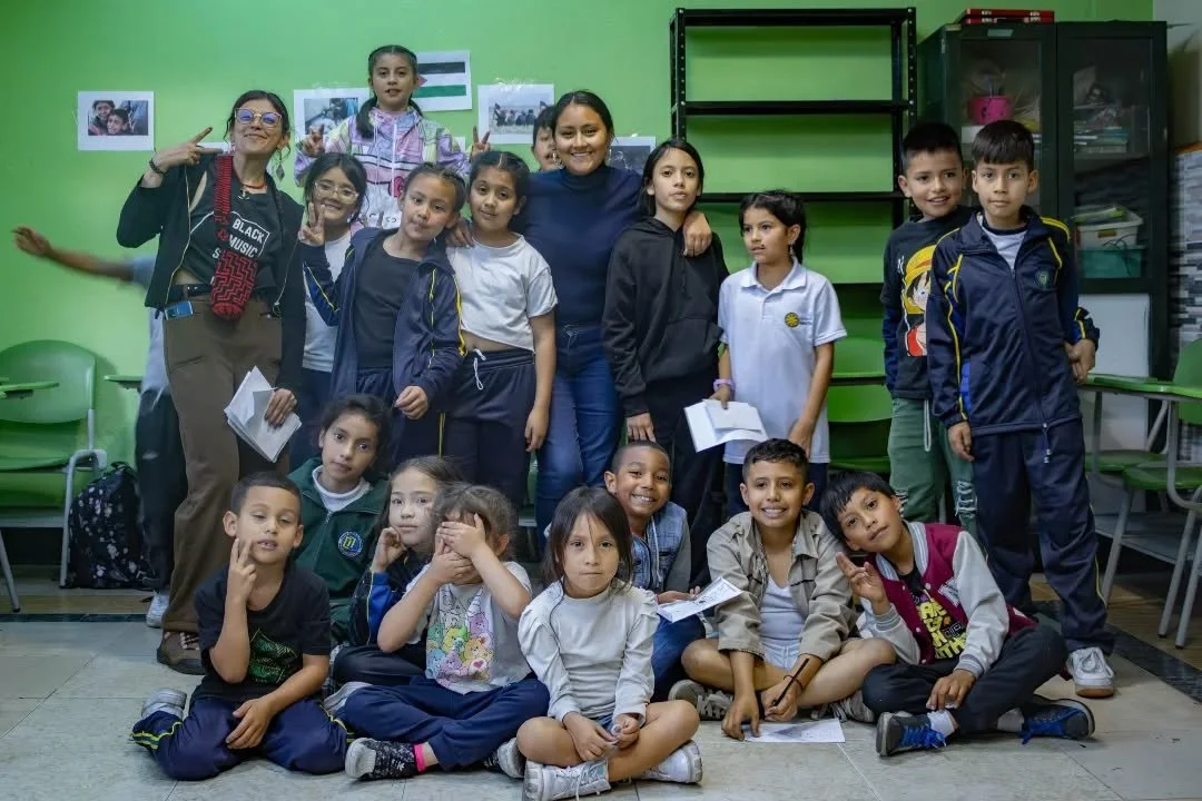 ✨En Bella flor forjamos en las infancias conciencias reflexivas frente a realidades sociales. Estuvimos con @tejedorasdewayra

📖 En uno de nuestros laboratorios la creaci&oacute;n literaria, el pensamiento cr&iacute;tico y el sentido de solidaridad 