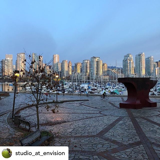 Great workouts &amp; beautiful views @studio_at_envision - we have such an awesome team of trainers and physio therapists. This place will for sure boost your energy! Come check it out. . . .

#personaltrainerinvancouver #vancouverpersonaltrainer #gy