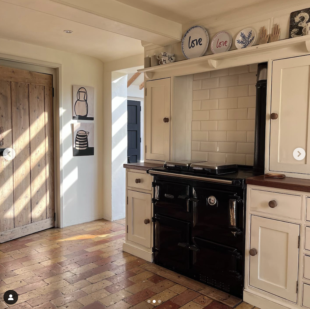 Samantha Barnes Artist 10 copy.png