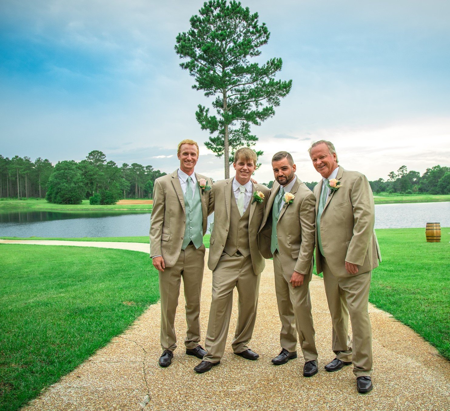 Groomsmen lake2.jpg