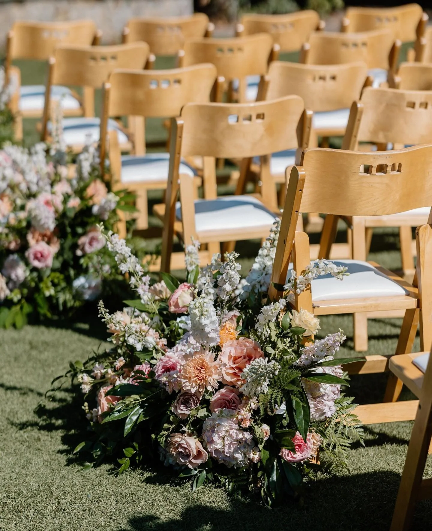 Thinking back to Rachel &amp; Brian&rsquo;s beautiful day... Can&rsquo;t wait for this years spring and summer weddings! 💐😍⁠
⁠
Florist: @picture.perfect.petals⁠
Band: @goldenbellmusic⁠
Photographer: @ohlovelywedding⁠
Videographer: @interstellar.fil