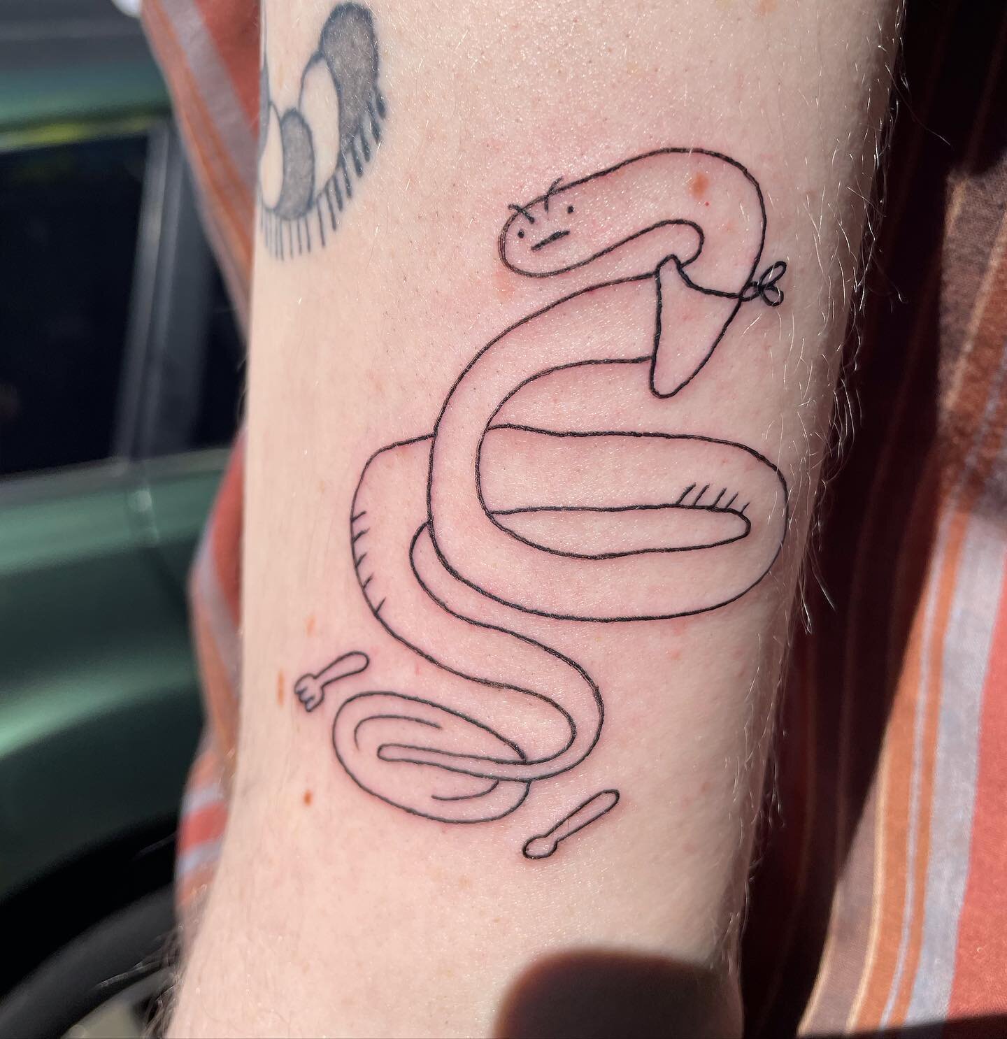 Ouroborous for Aerin. It was great hanging out with you; thanks for the trust!! #snake #cutesnake #snaketattoo #ouroboros #ouroborostattoo