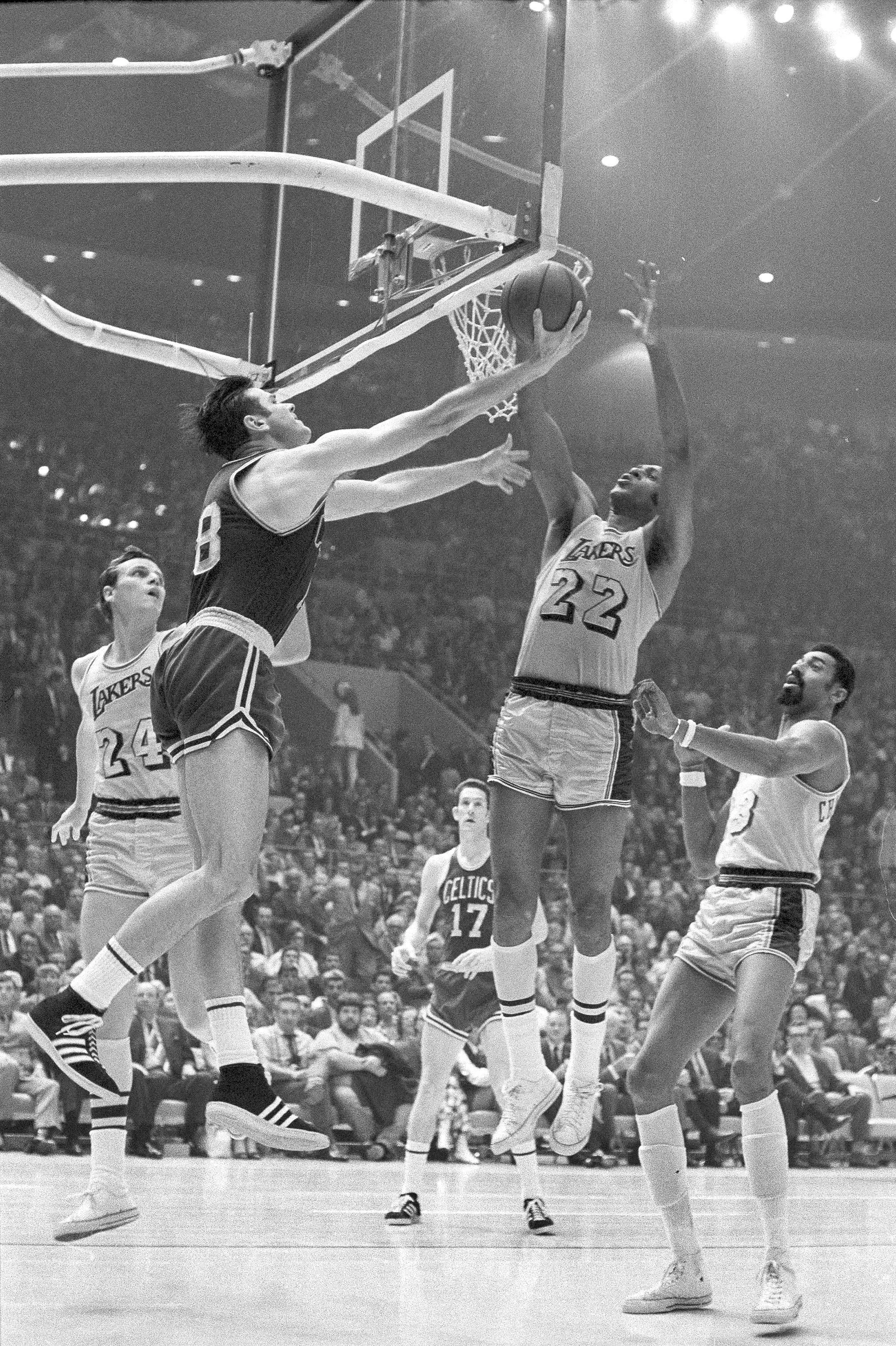 Howell going for the reverse on Elgin Baylor.