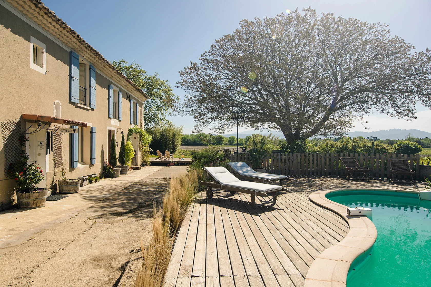 Domaine-Rouge-Bleu-Vineyard-House-and-pool.jpg