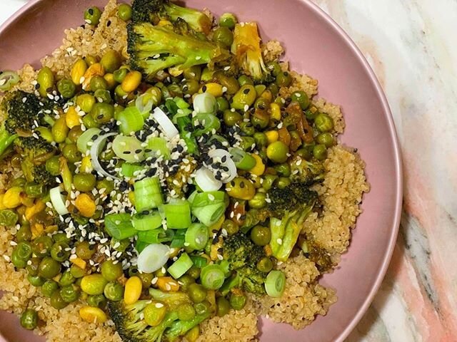 These new Asian-Style Protein Power Bowls are EVERYTHING 👏 With this recipe, I wanted to create an incredibly simple yet delicious meal that was packed with nutrients. Broccoli, for example, is loaded with fiber, antioxidants and vitamin C. Cooked q