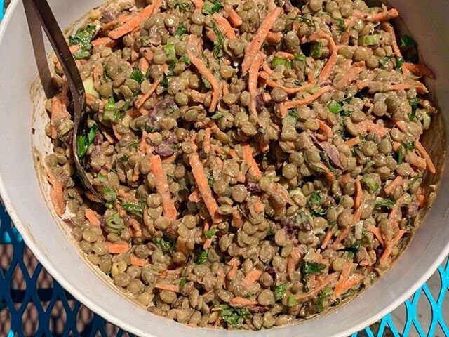 This Mediterranean Lentil Salad with Balsamic-Tahini Dressing was made for #WeekendMealPrep! Brown lentils are tossed with fresh dill + parsley, carrots, green onions and kalamata olives, then the whole salad is coated in a tangy, creamy vegan dressi